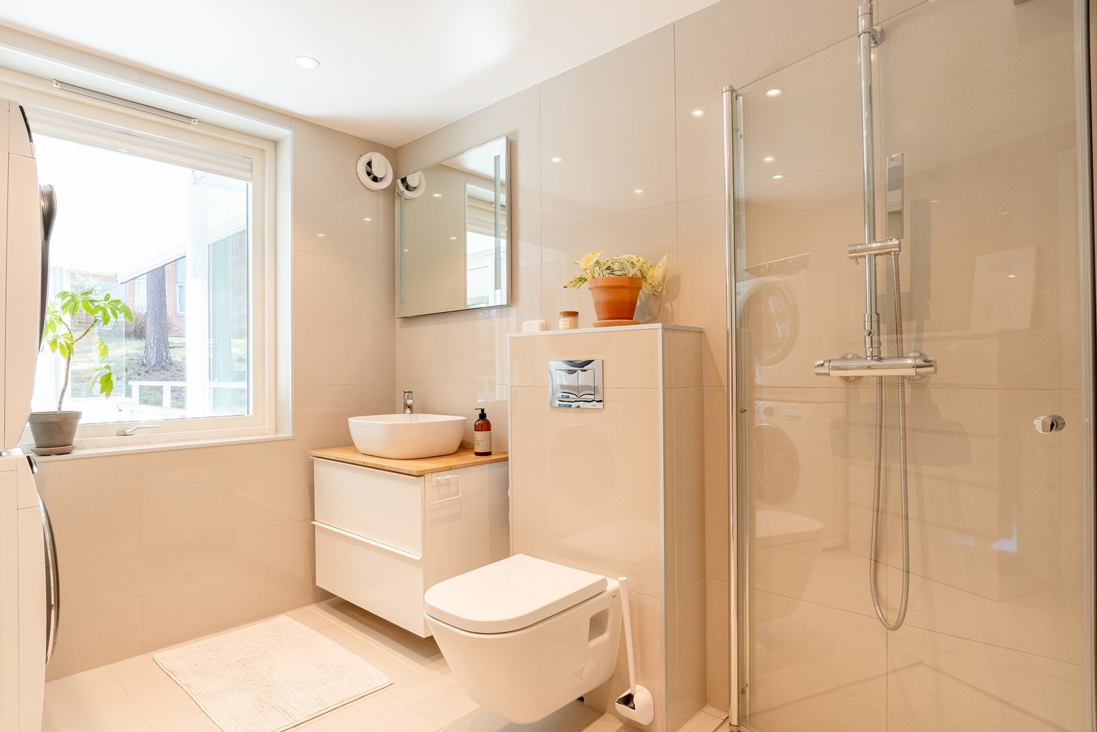Badet fra 2017 oppleves romslig og lyst, og er pent flislagt på vegger og gulv. Galleribilde