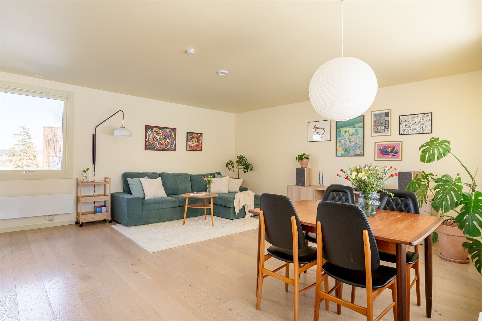 Stuen er et sosialt og sentralt rom med flere møbleringsmuligheter. Galleribilde