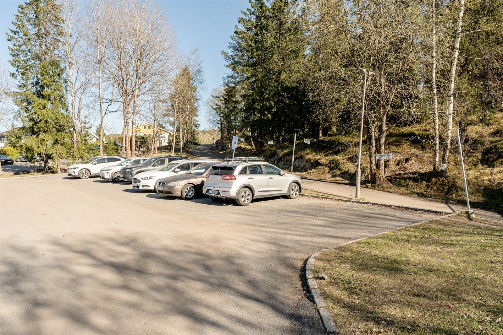 Leiligheten disponerer en fast utendørs parkeringsplass, markert 2016. Galleribilde