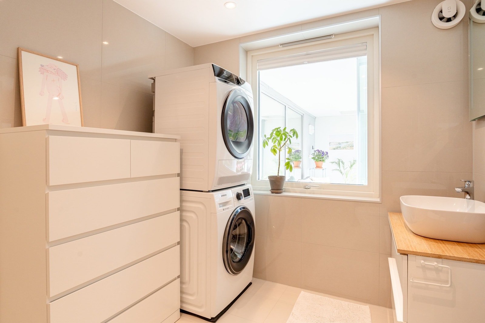 Videre er det varmekabler i gulvet, opplegg for vaskemaskin og elektrisk styrt vifte for ventilasjon Galleribilde