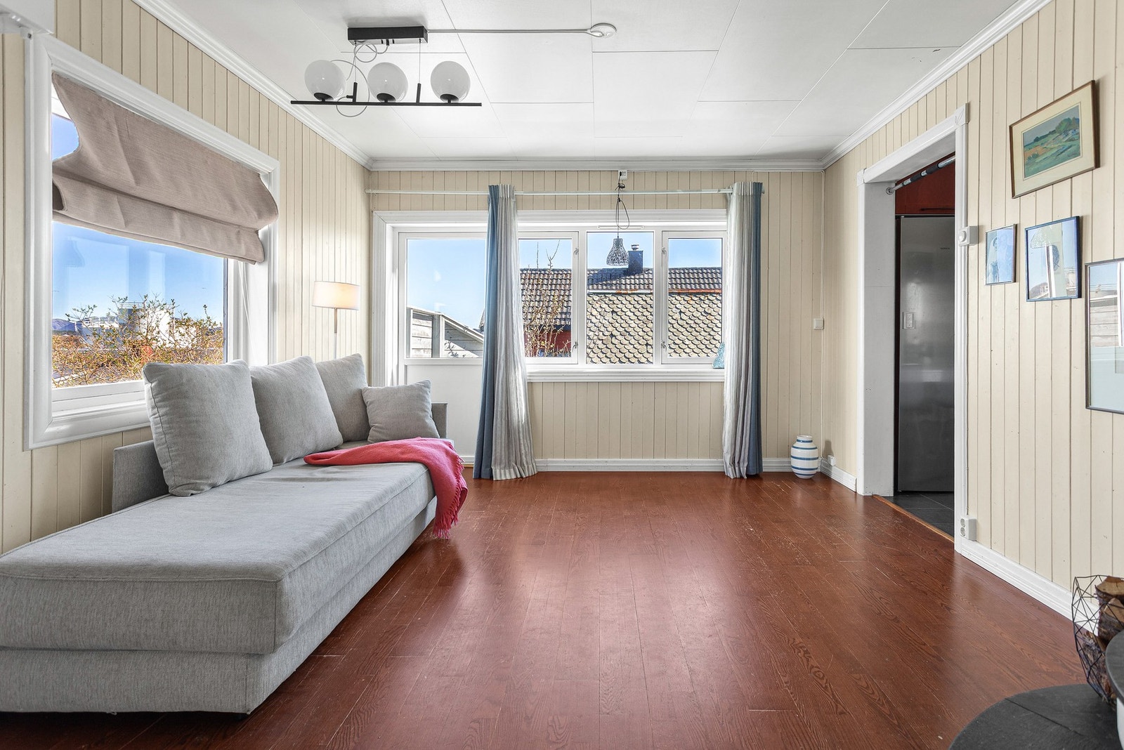 Fra stuen er det utgang til veranda Galleribilde
