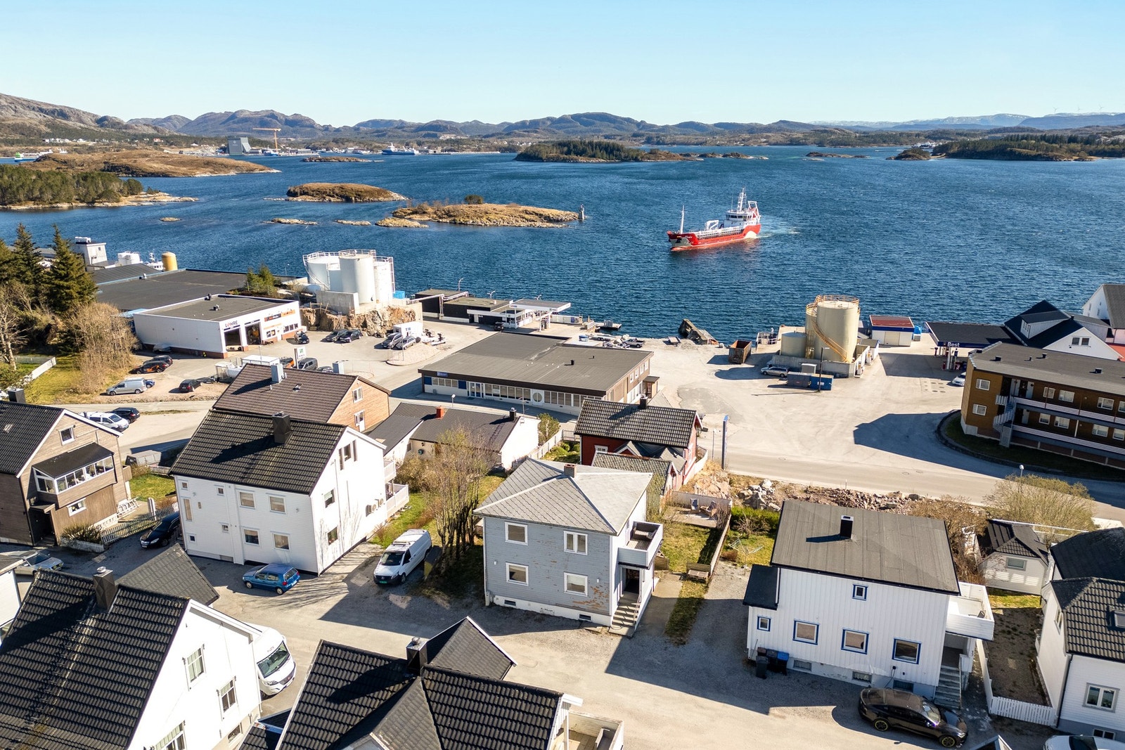Bebyggelsen i dette området er fra før 1950. Boligene har en fin plassering like over havneområdet Galleribilde