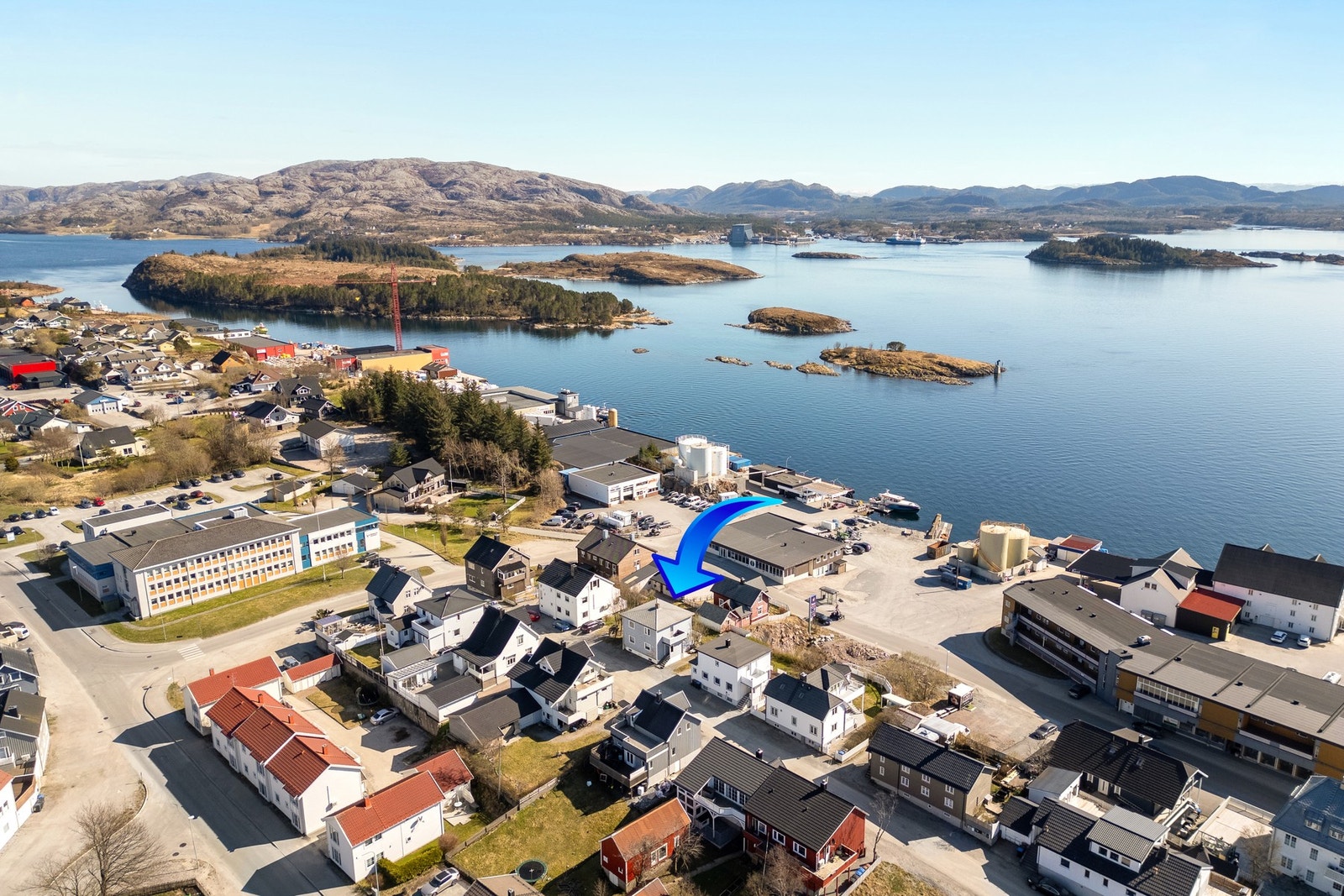 Beliggenheten er sentral i Rørvik sentrum. Gangavstand til byens fasiliteter og småbåthavn Galleribilde