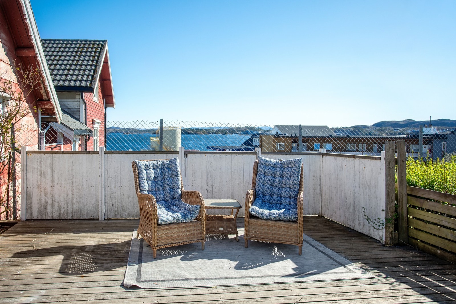 Boligen ligger høyt og fint til med flott utsikt over Nærøysundet (Plattingen ligger utenfor tomtegrensen) Galleribilde
