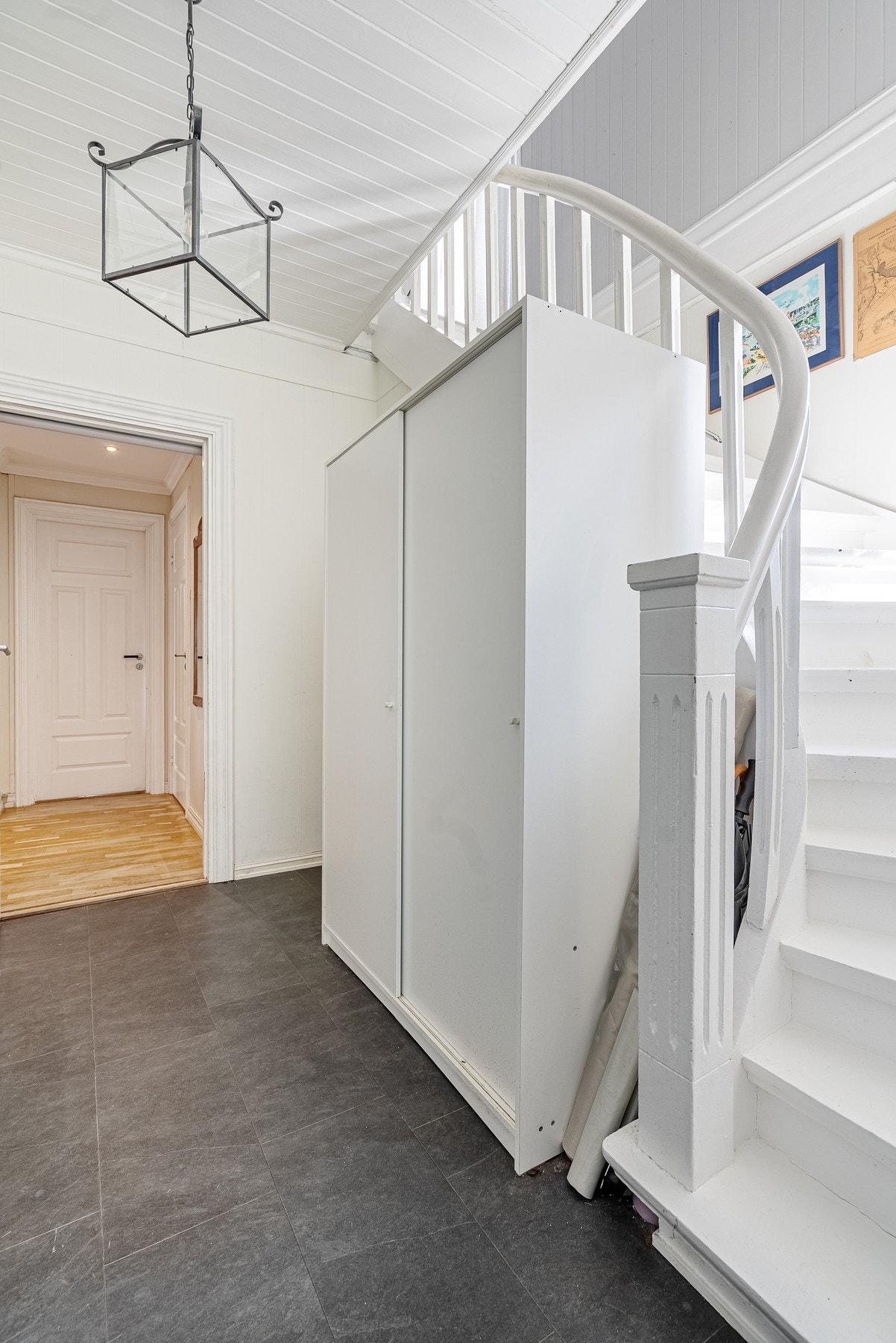 Felles inngangsparti og hall med 2.etasje Galleribilde