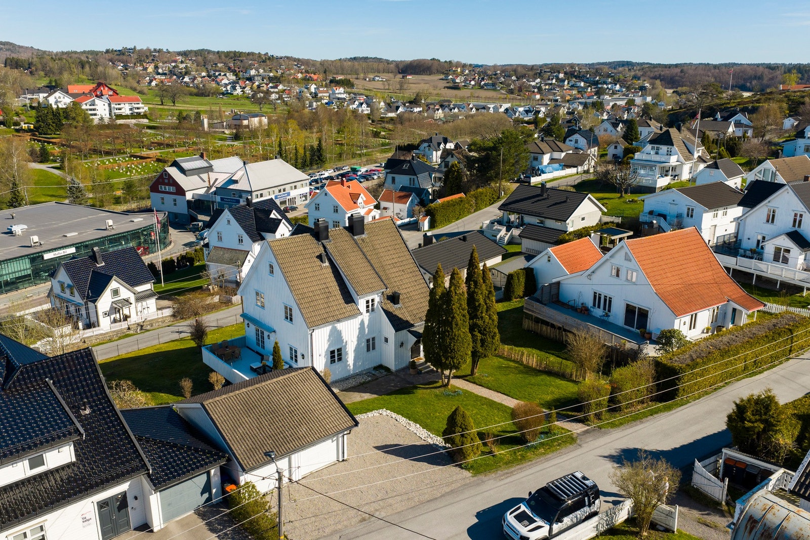 Fredelig boligområde og god plass til parkering i innkjørsel og dobbel garasje Galleribilde