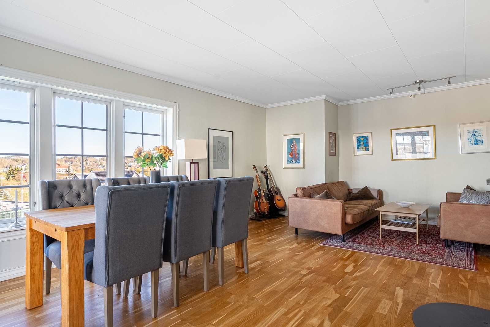 Et lyst og hyggelig rom med fritt utsyn, perfekt for å samle venner og familie til hyggelige stunder Galleribilde