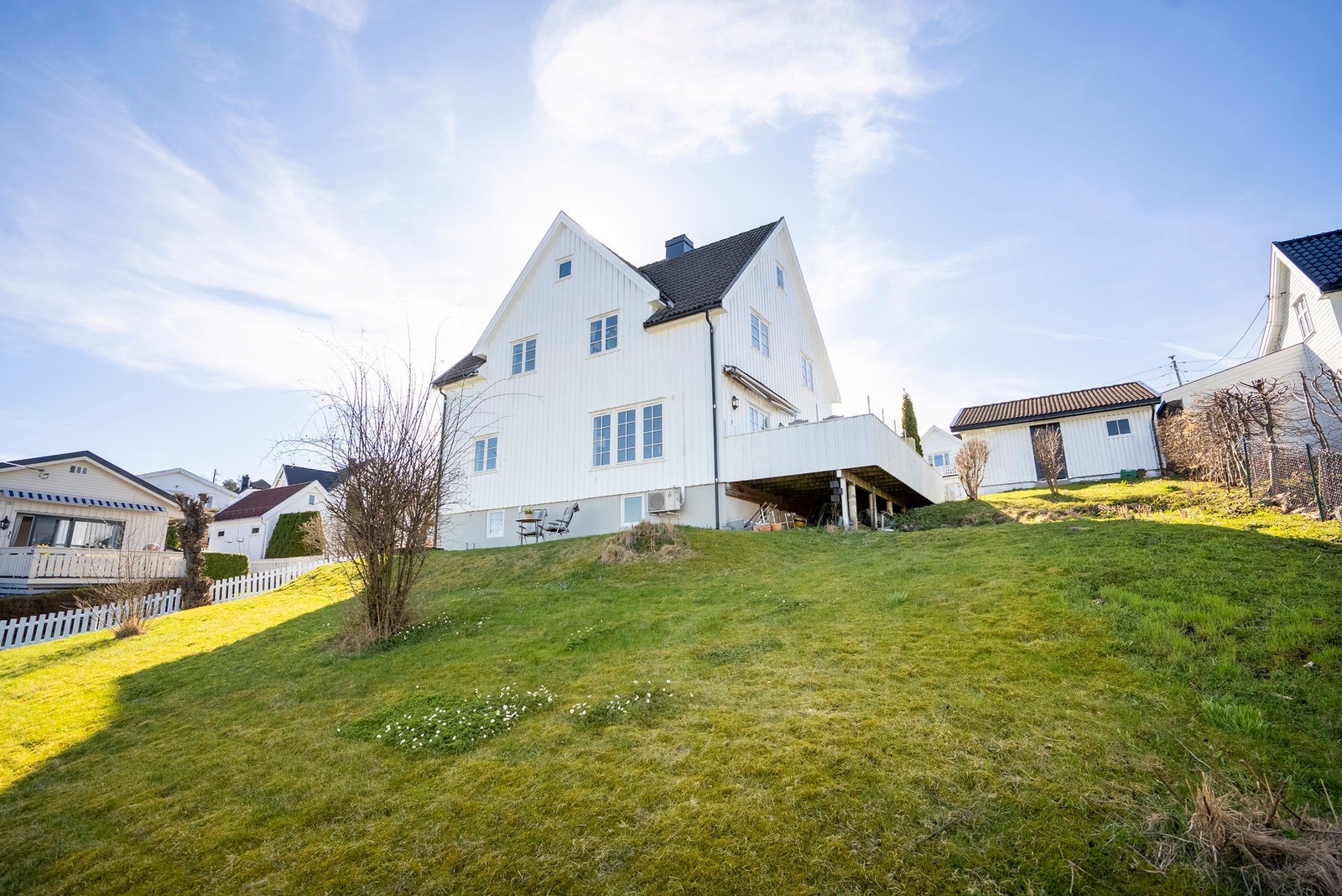 Romslig tomt på 1025 m² gir gode muligheter for fremtidig utvikling og tilpasning Galleribilde