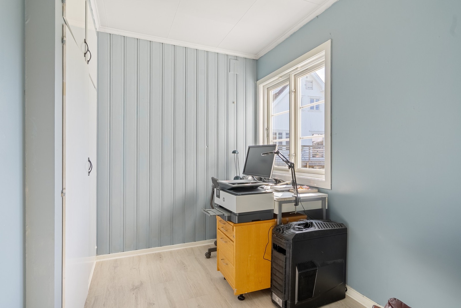 Soverom 2 med plassbygget garderobeskap Galleribilde