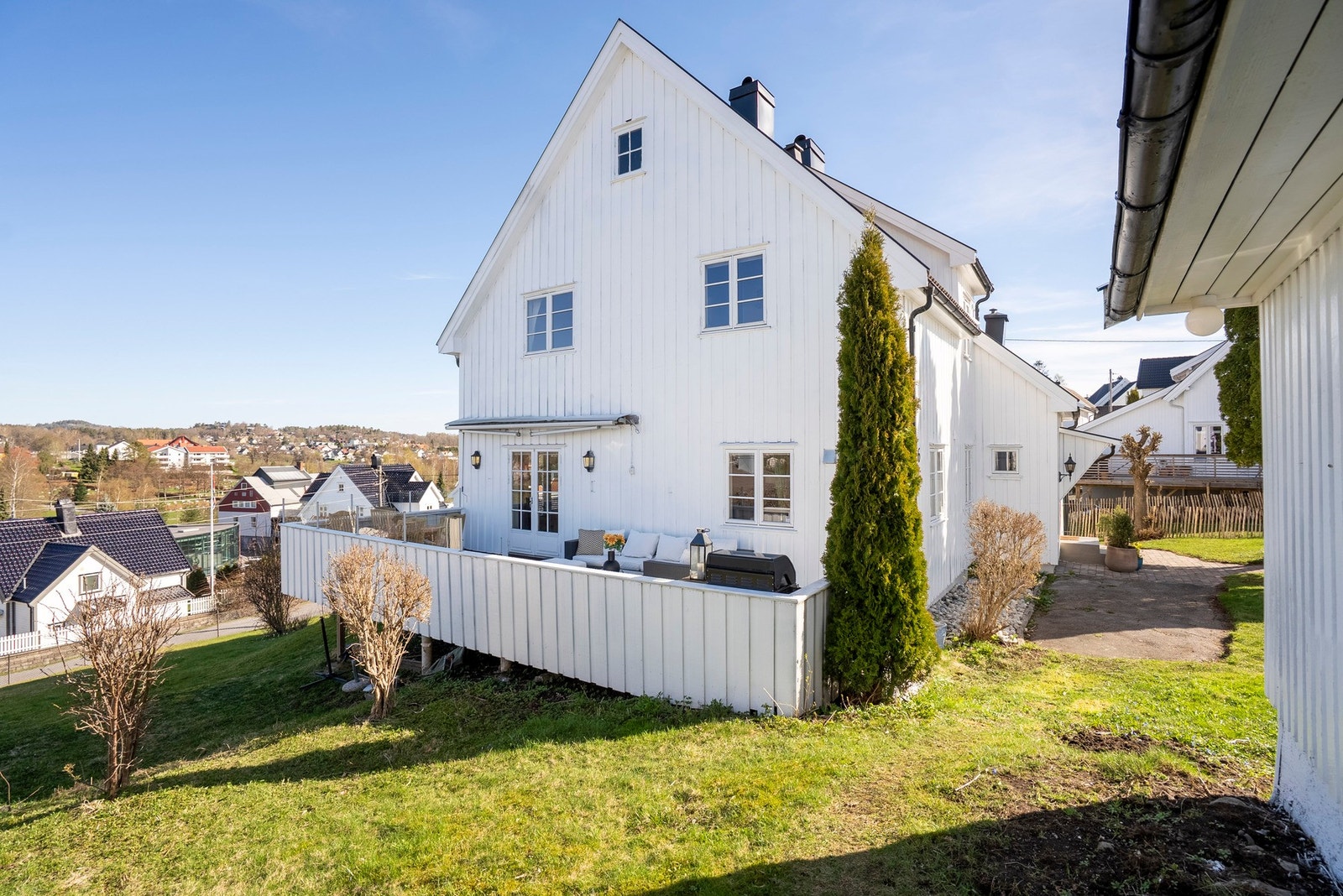 Kort vei fra terrasseområde til hagen Galleribilde