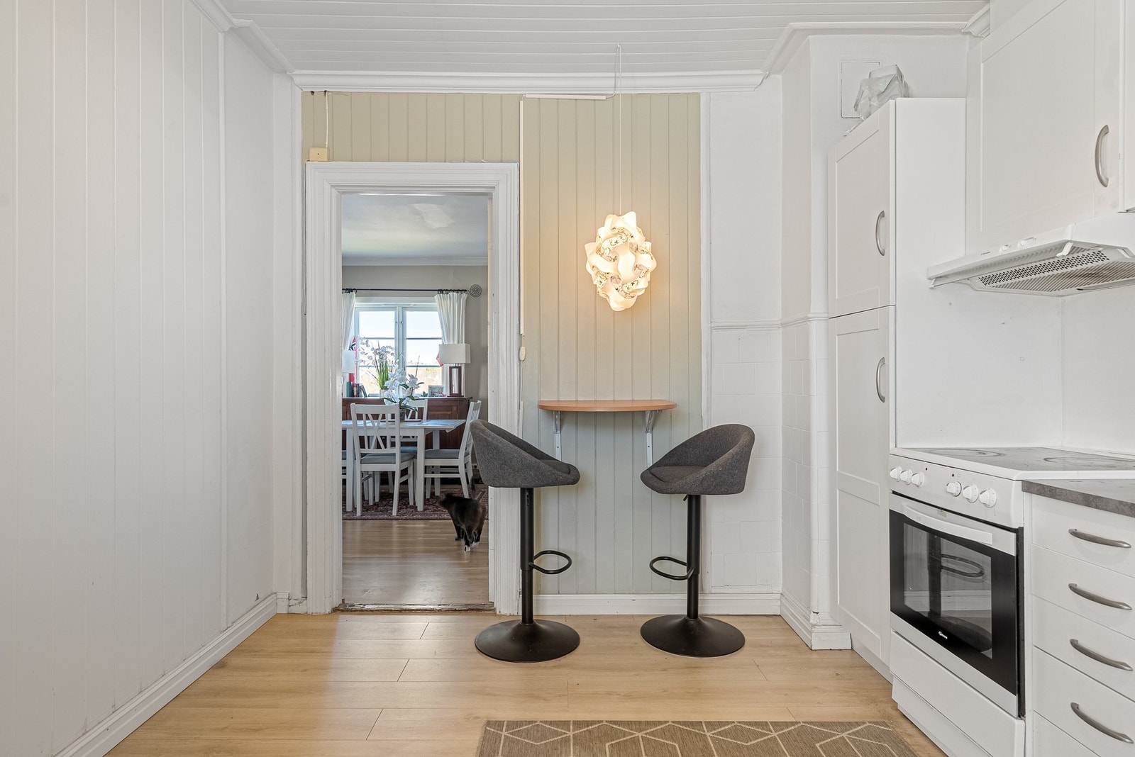 God plass i innredning og plass til frittstående hvitevarer Galleribilde