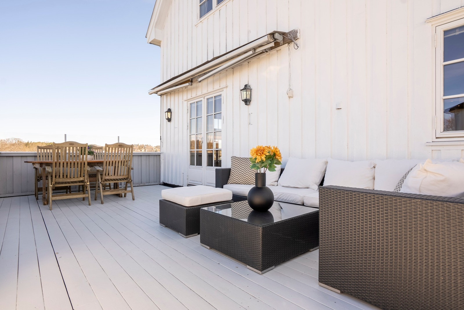 Fra stuen har du utgang til solrik terrasseområde på 31 m2 Galleribilde