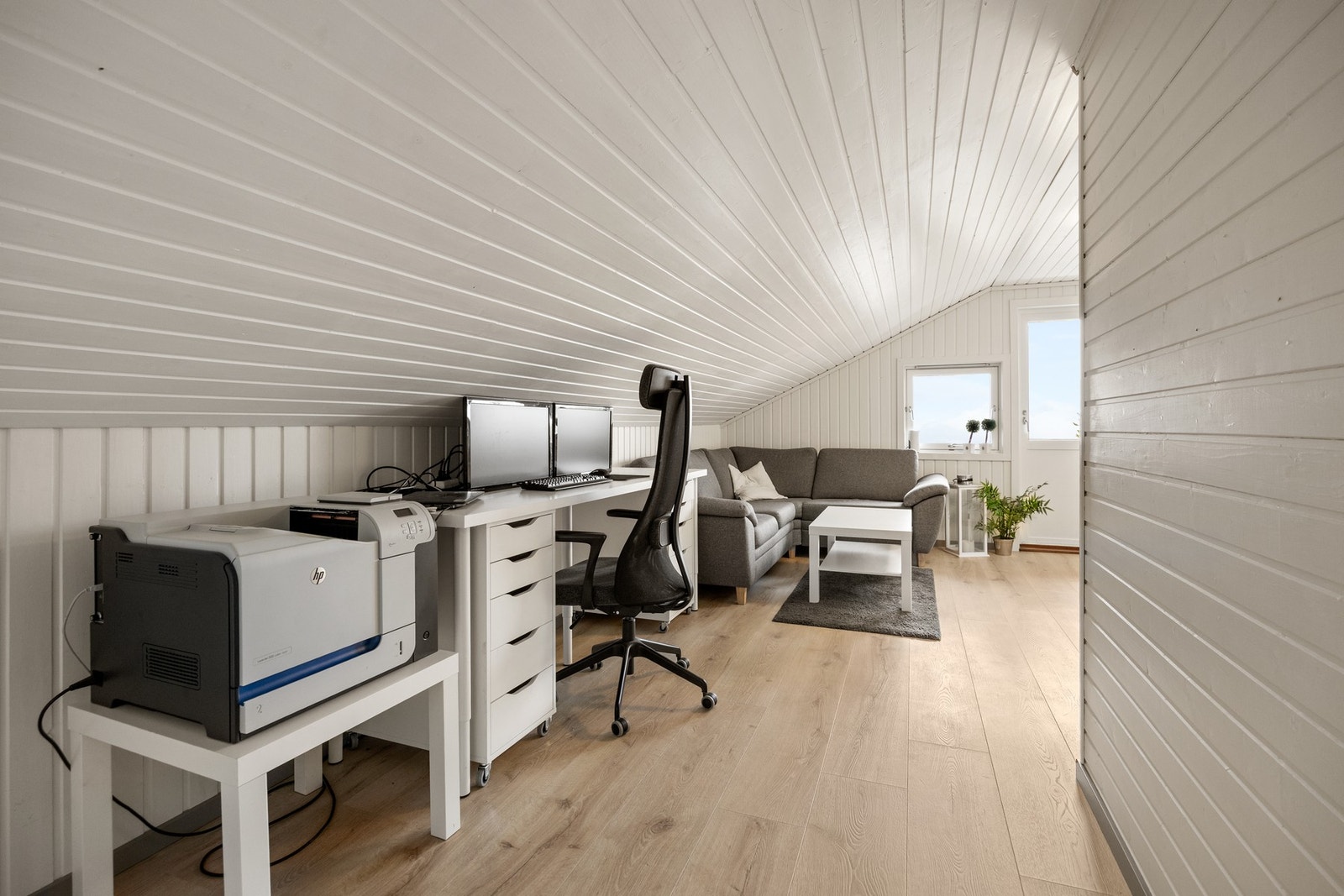 Uinnredet loft omgjort til loftstue. Det foreligger ingen søknad om bruksendring og kjøper overtar risiko for dette. Galleribilde