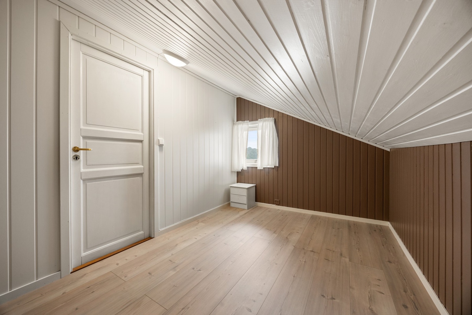 Uinnredet loft omgjort til soverom. Det foreligger ingen søknad om bruksendring og kjøper overtar risiko for dette. Galleribilde