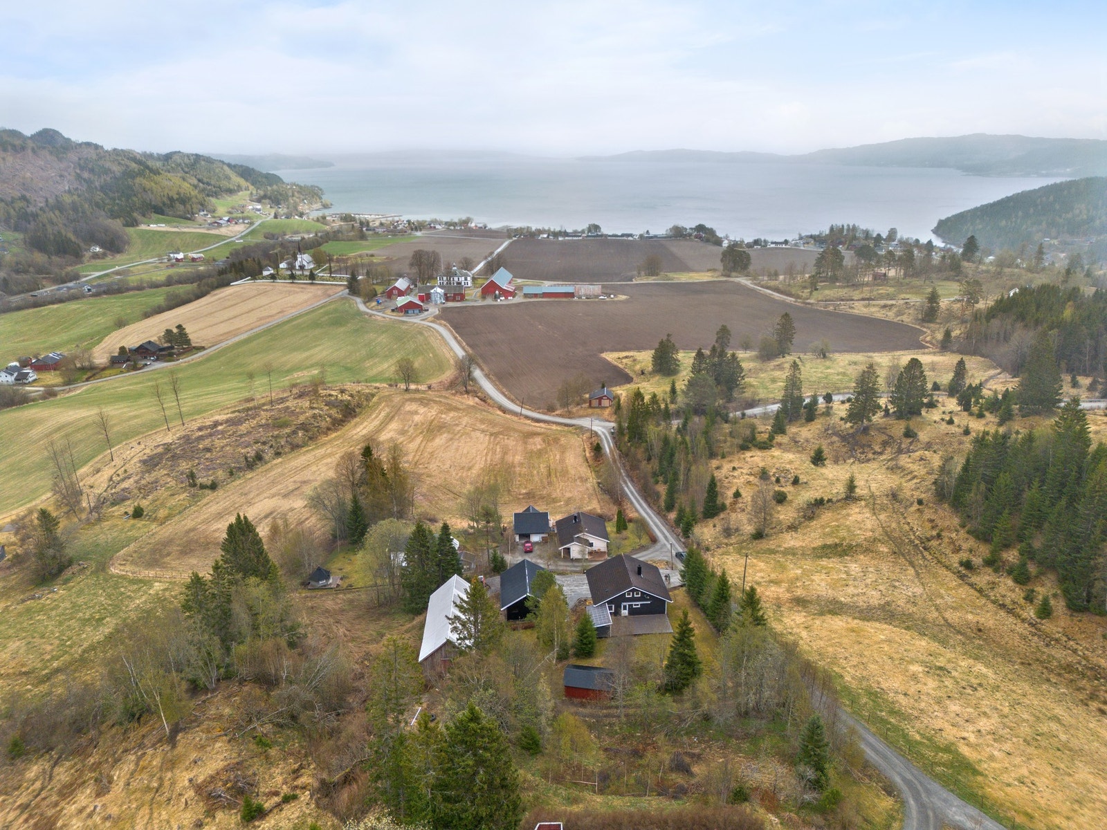 Eiendommen har enkel adkomst og en åpen utsikt mot bygda og fjorden Galleribilde