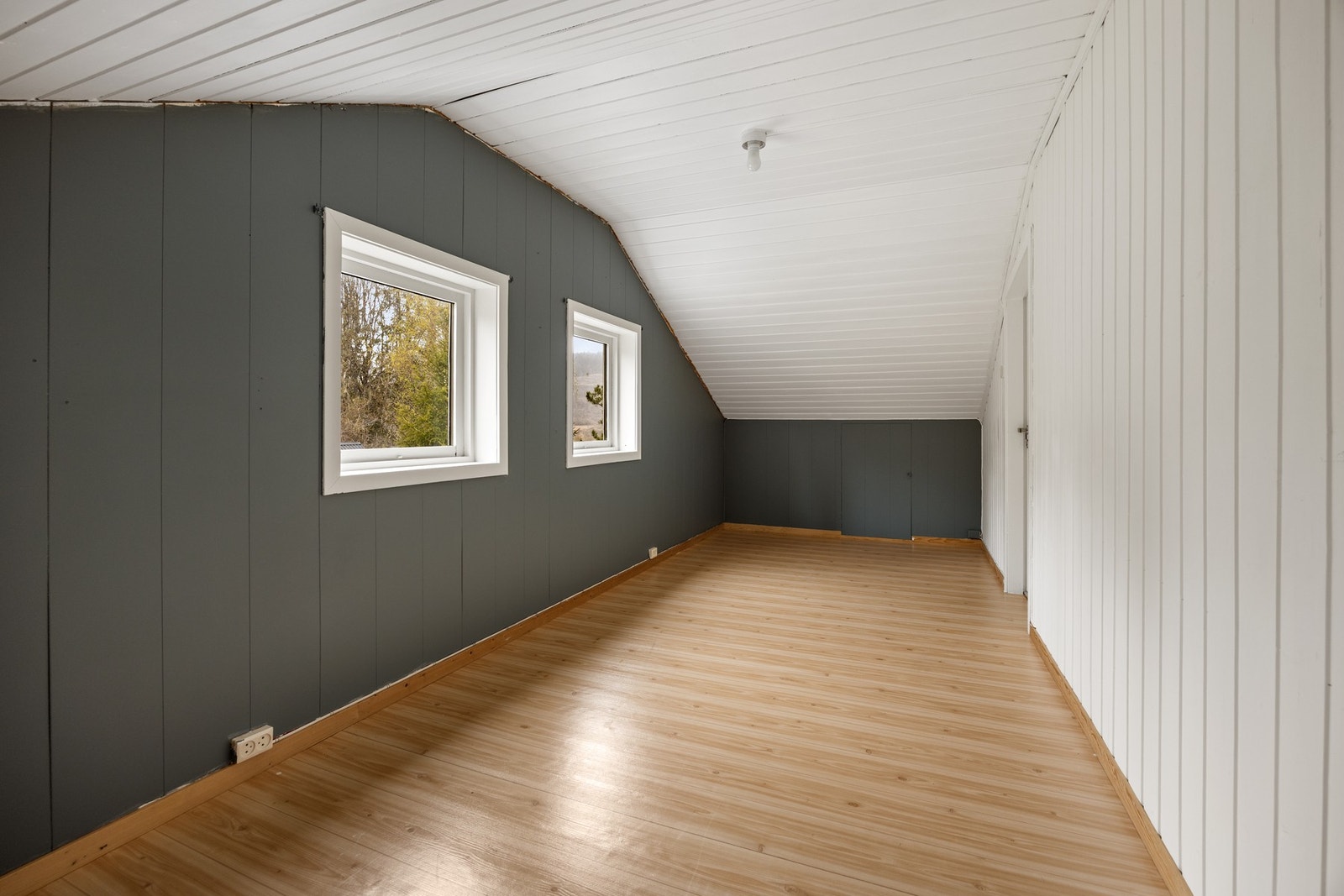 Uinnredet loft omgjort til soverom. Det foreligger ingen søknad om bruksendring og kjøper overtar risiko for dette. Galleribilde