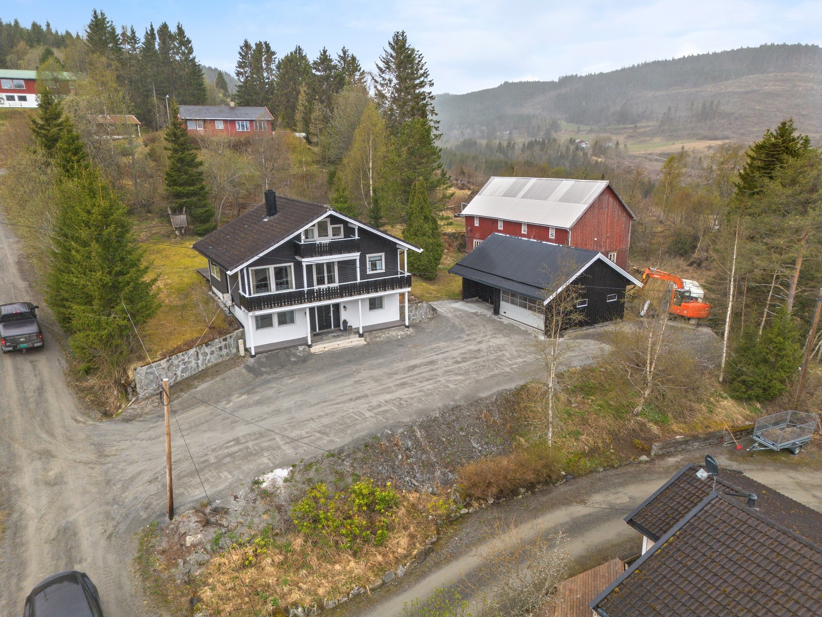 Innholdsrik eiendom bestående av enebolig, garasje, uthus og vedbod. Galleribilde