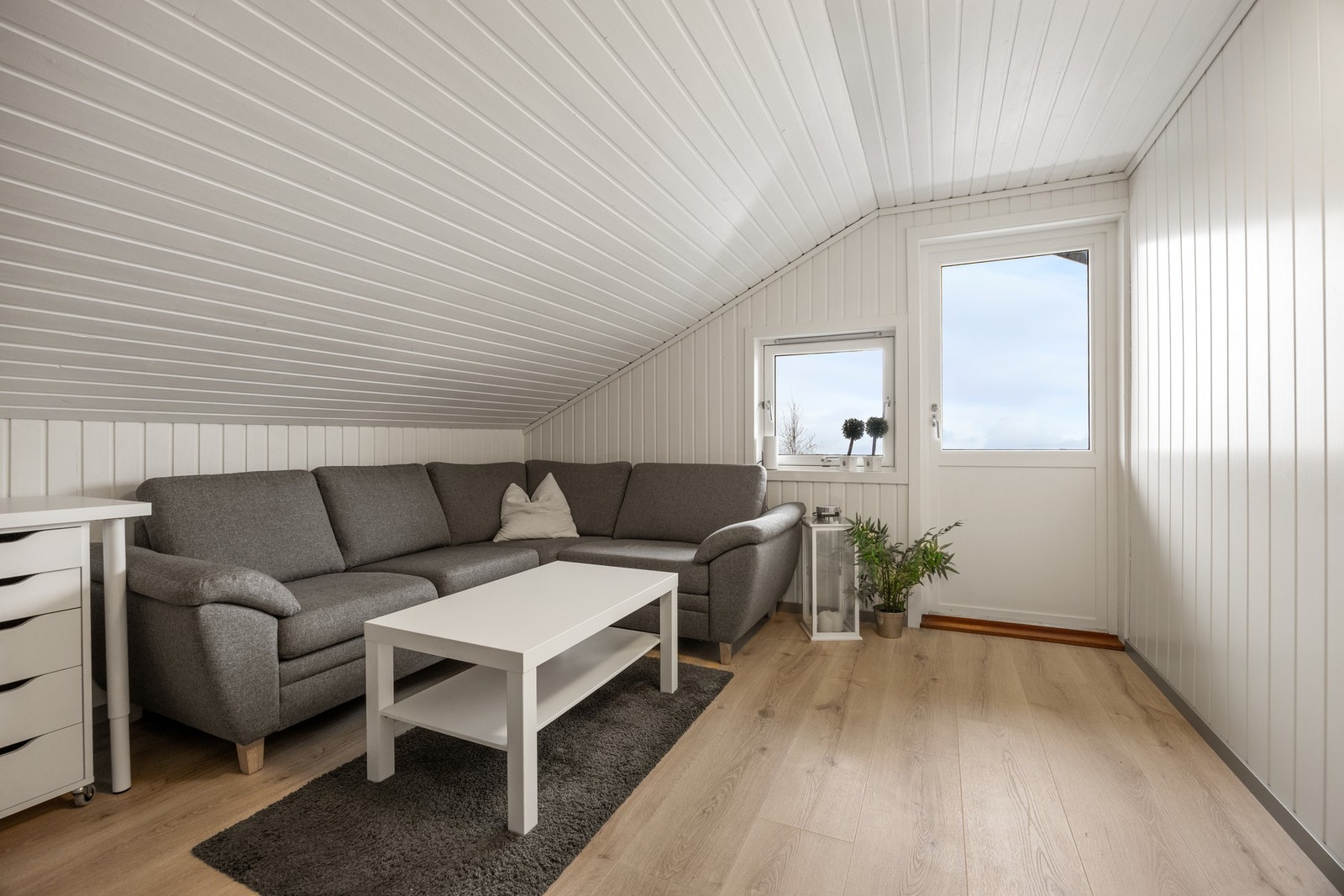 Uinnredet loft omgjort til loftstue. Det foreligger ingen søknad om bruksendring og kjøper overtar risiko for dette. Galleribilde