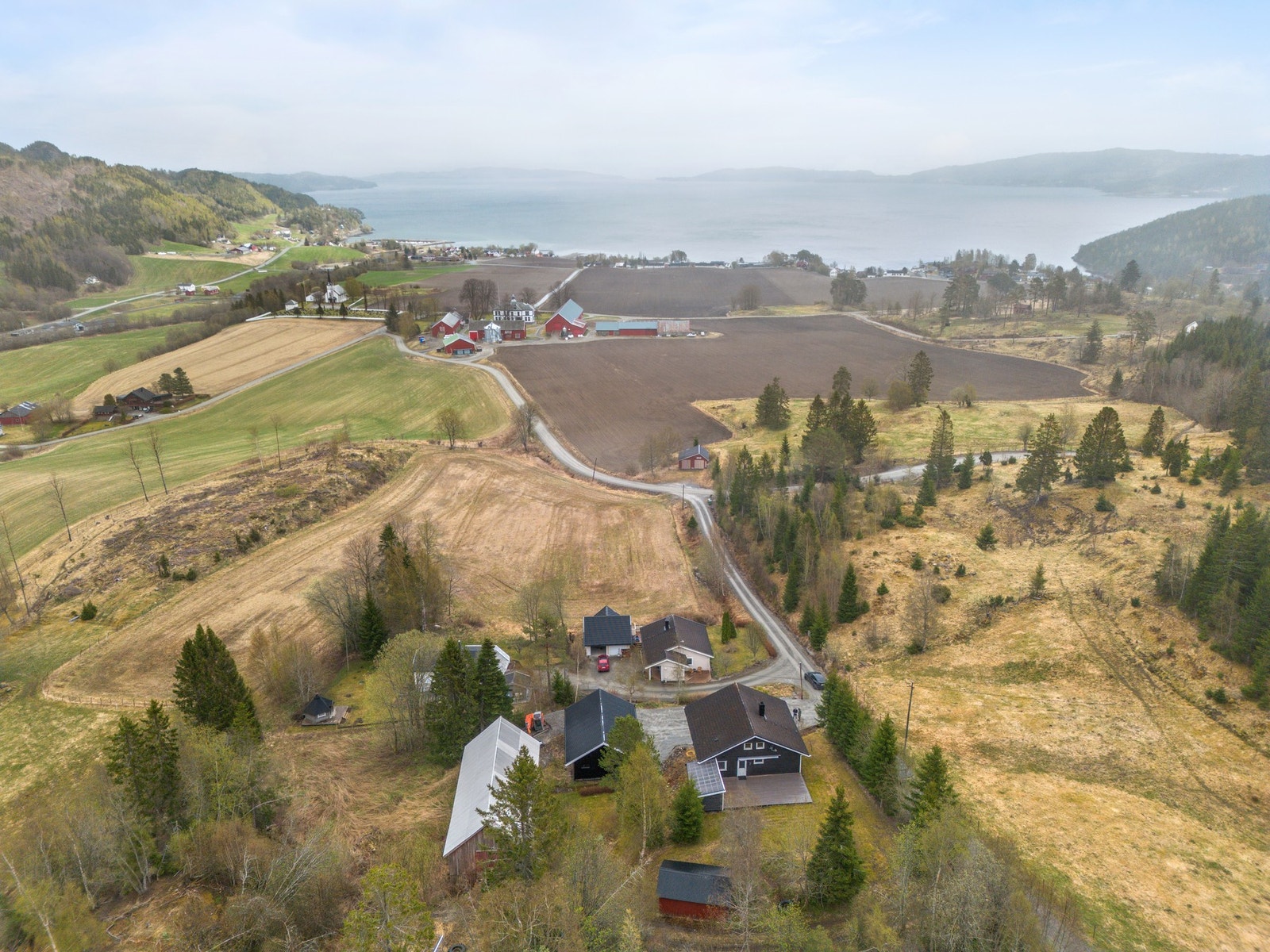 Eiendommens høye beliggenhet gir en vid utsikt over landskapet og mot sjøen! Galleribilde