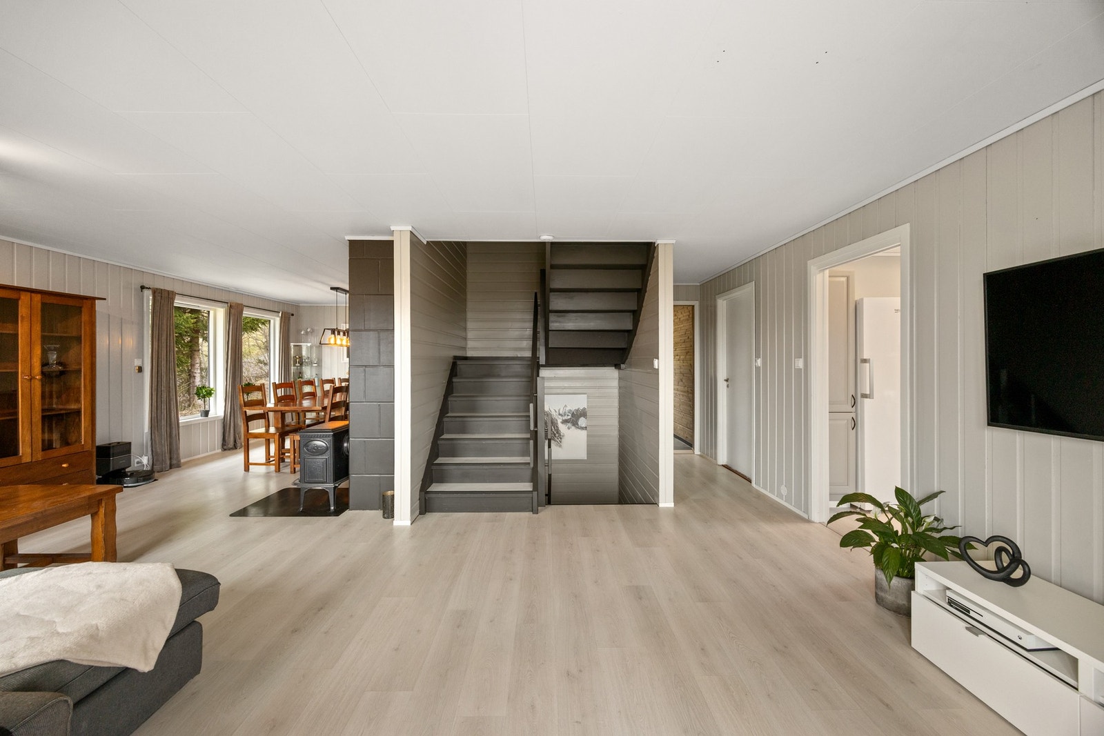 I 2022 ble trappen malt, samt trinnene ble kledd inn og montert parkett i trinn. Galleribilde
