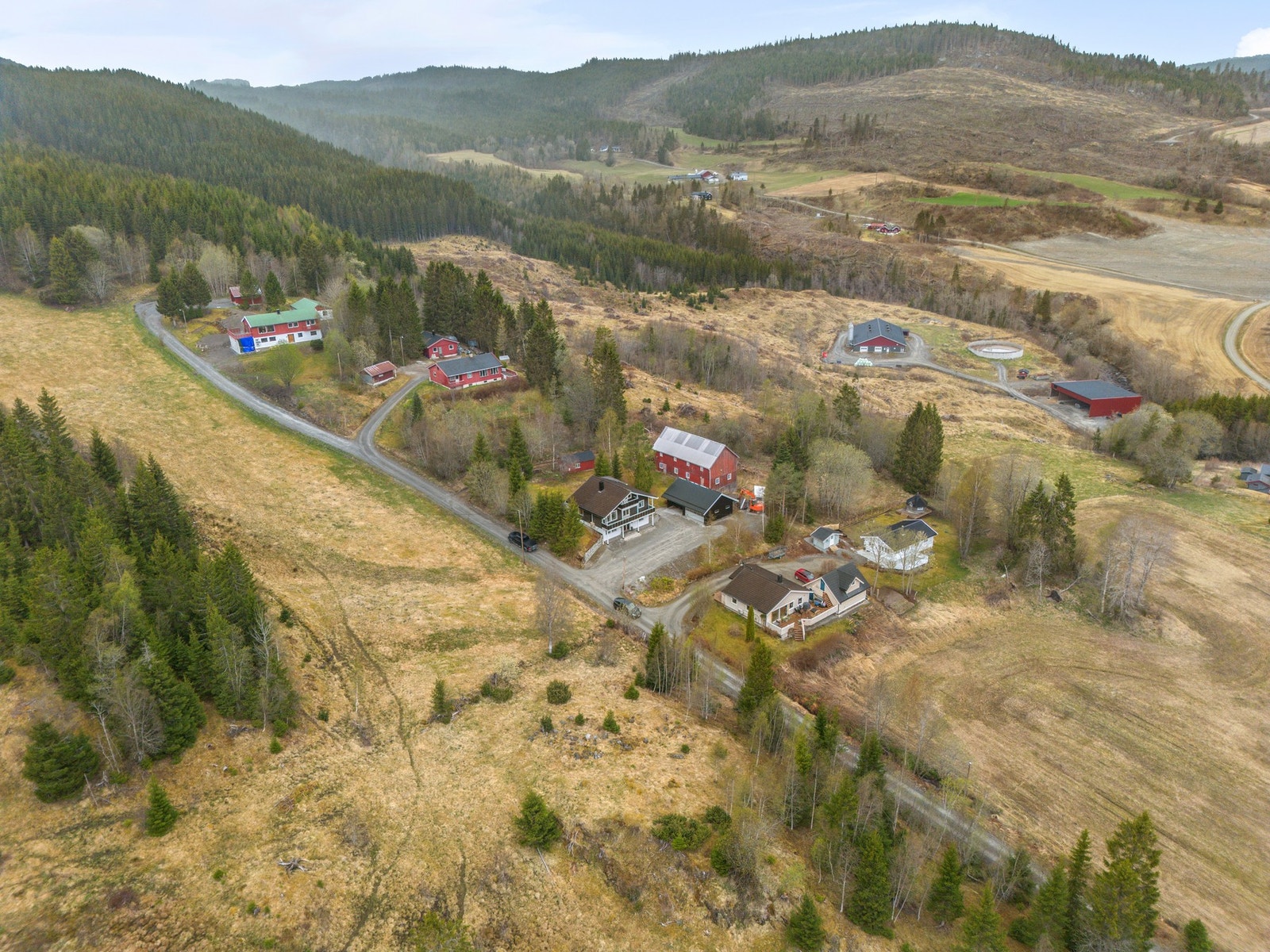 Boligen ligger ca. 2 km fra Mosvik sentrum, hvor man finner dagligvarebutikk, skole og barnehage. Galleribilde