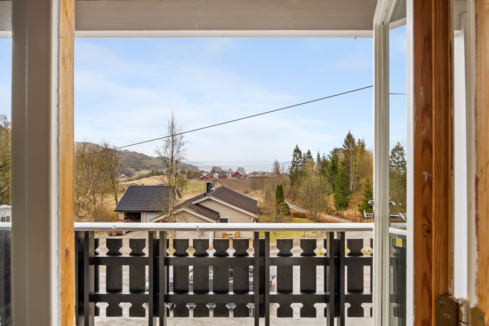 Fra stuen er det utgang til terrasse på ca 15 kvm. Galleribilde