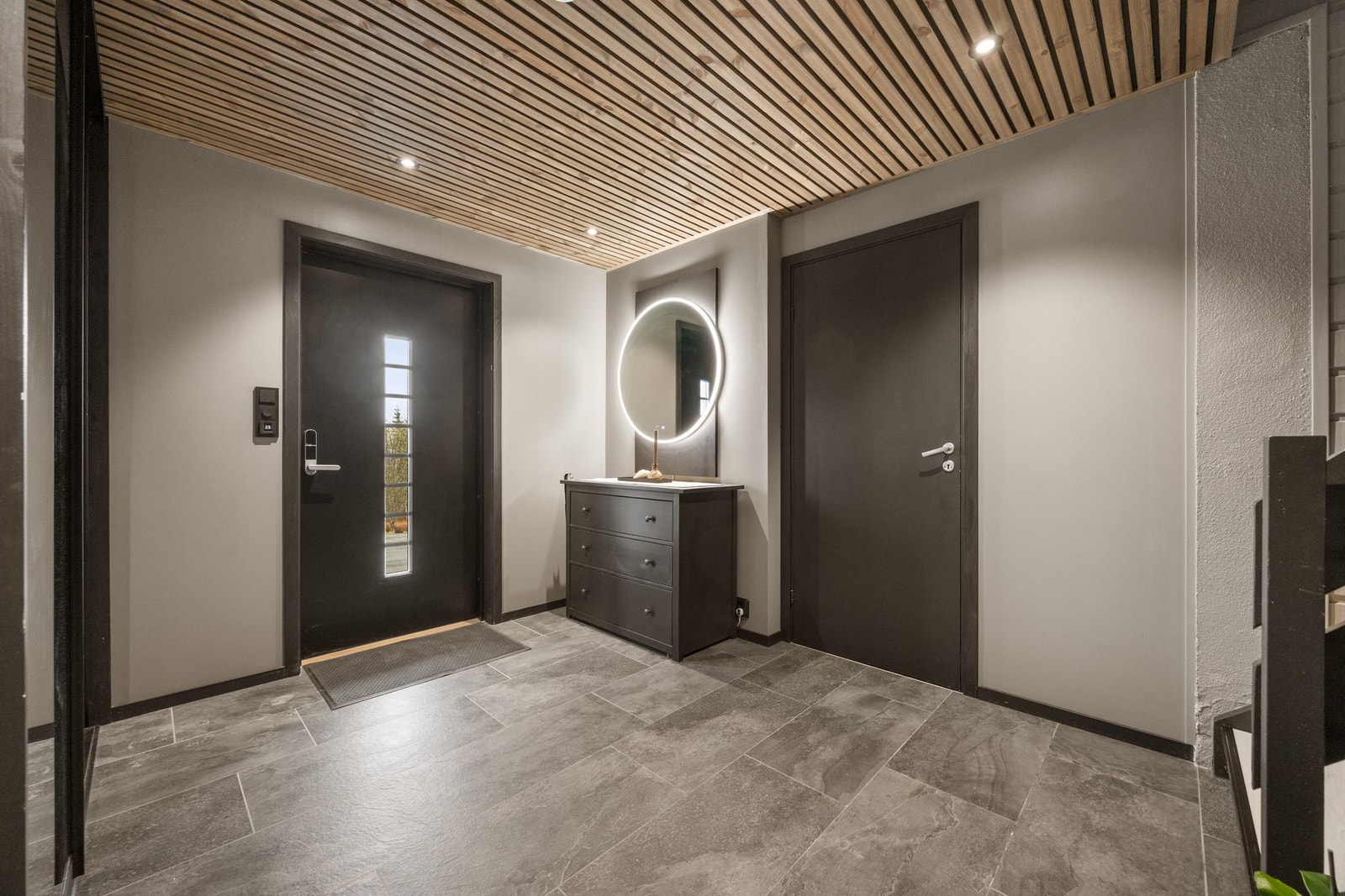 Entré med praktisk skyvedørsgarderobe Galleribilde