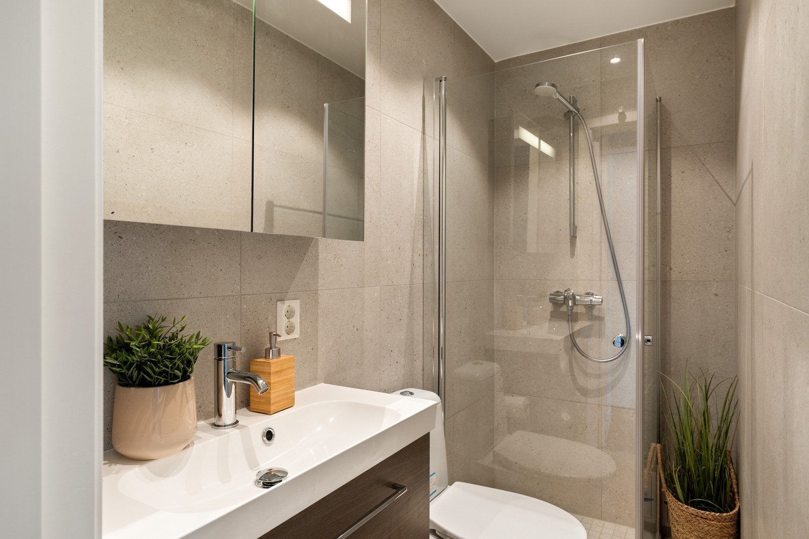 Innredning er fra Dansani og hele badet er total vurdert til TG1. Ingen tegn til fukt eller skade, ihht takstrapport. Galleribilde