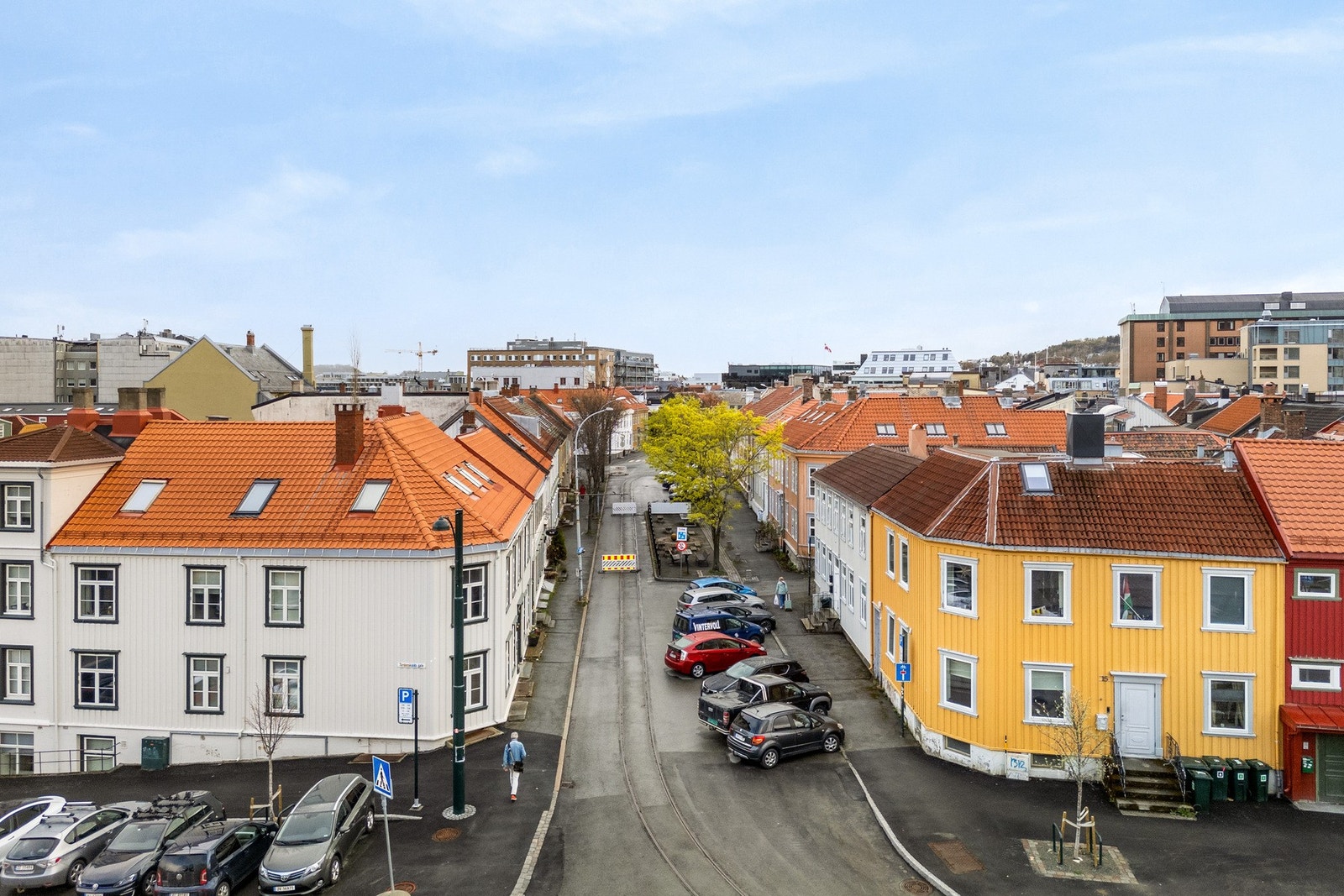 Det er gågate like utenfor, det er også mulighet for leie av p-plass via kommunen i områdene rundt. Galleribilde