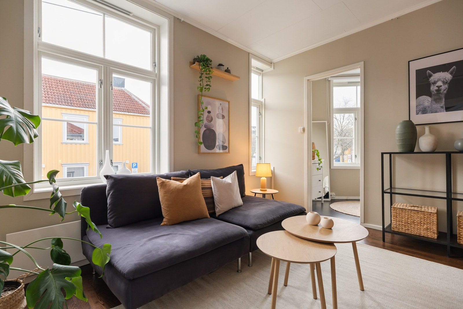 Det gode innrednings muligheter med lounge møbler og tilhørende møblement. Galleribilde