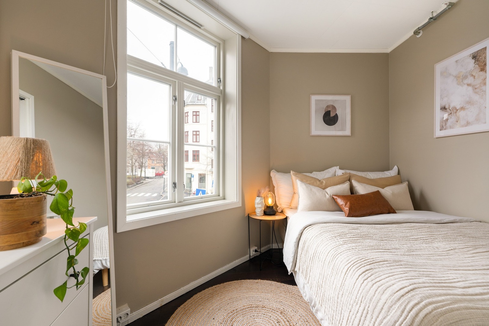 Sovealkove på 5 kvm med god plass til seng og kommode løsning. Tette vinduer med 2-lags isolerglass ny fra 2019. Galleribilde