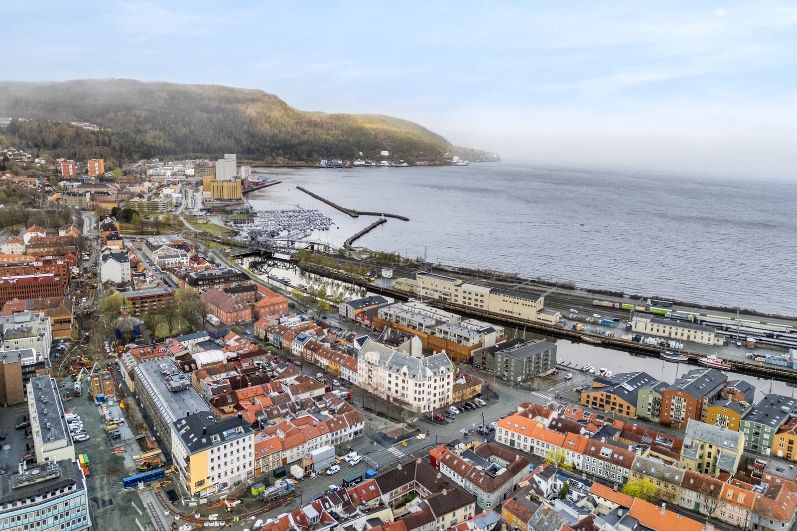 Som følge av sin sentrale beliggenhet har man nærhet til alt Trondheim sentrum har å tilby av servicefasiliteter. Det er mange muligheter med idyllisk elvepromenaden langs Nidelva, teater, kino, restauranter, uteliv, dagligvare, shopping og kollektivtrafi Galleribilde
