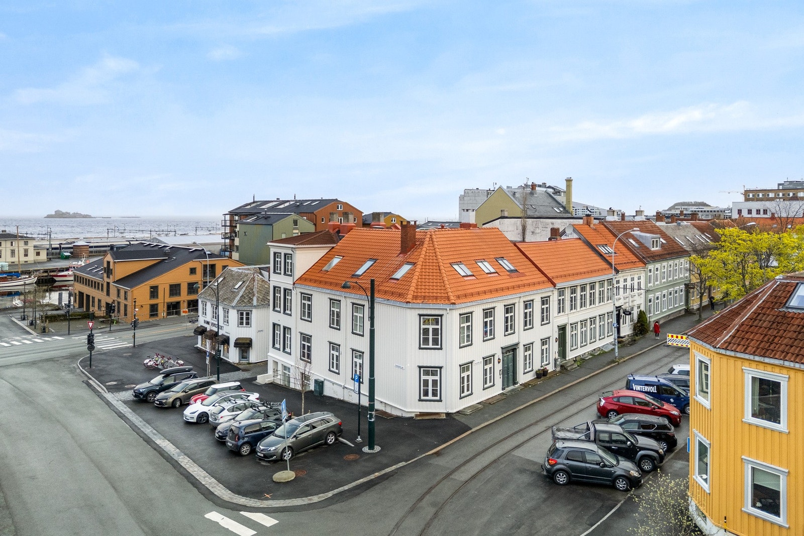 Historisk bygård fra 1800-tallet som tidligere var Victoria hotel. Utmerket beliggenhet skjermet fra hovedpulsåren i Trondheim sentrum. Galleribilde