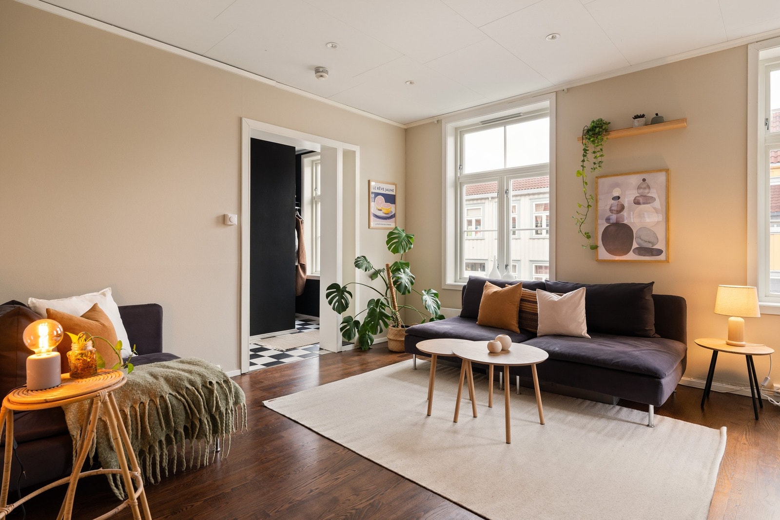 Leiligheten har en moderne fremtoning pene fargevalg og store vindusflater. Gjennomgående god standard. Galleribilde