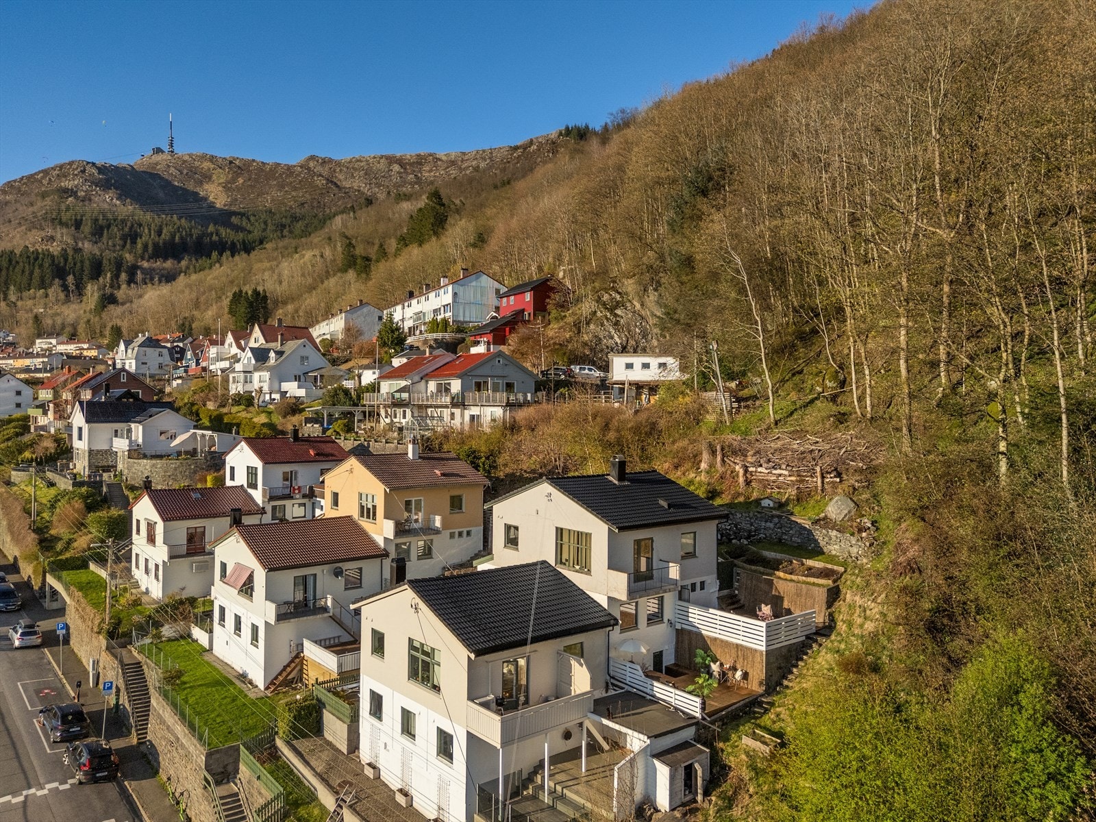 - Her bor du i rolige og tilbaketrukne omgivelser, i nest øverste gate mot Landåsfjellet - Galleribilde