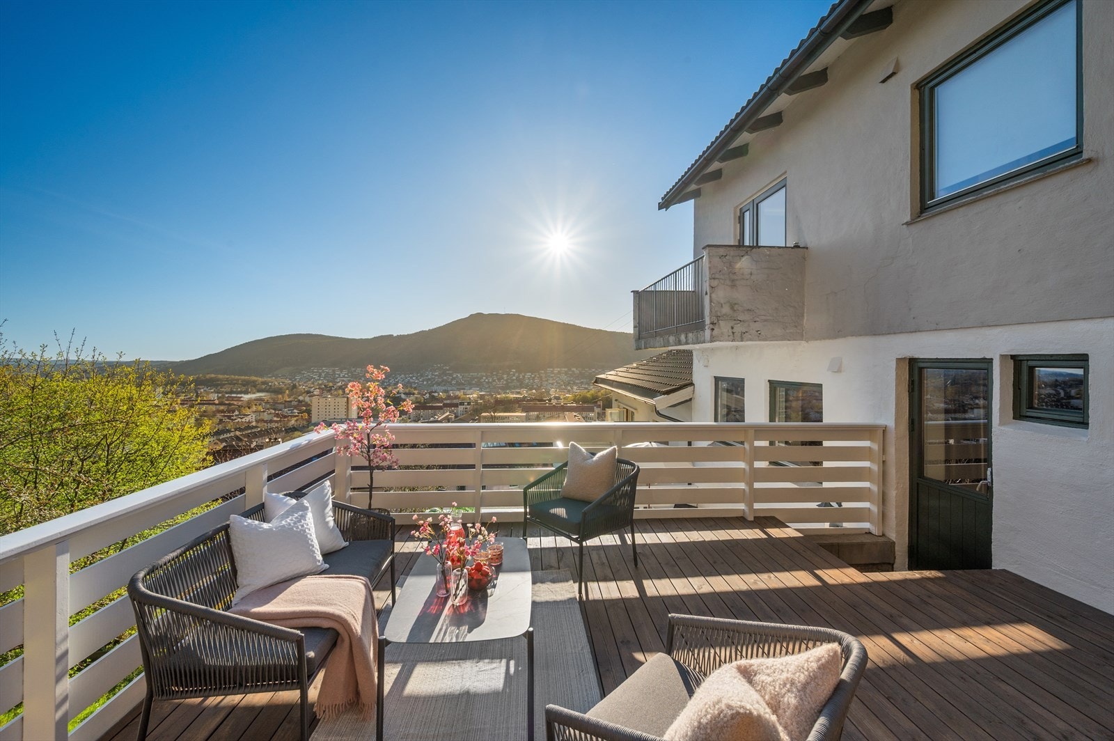 - Terrassearealer og platting på totalt 56,3 m²! - Galleribilde
