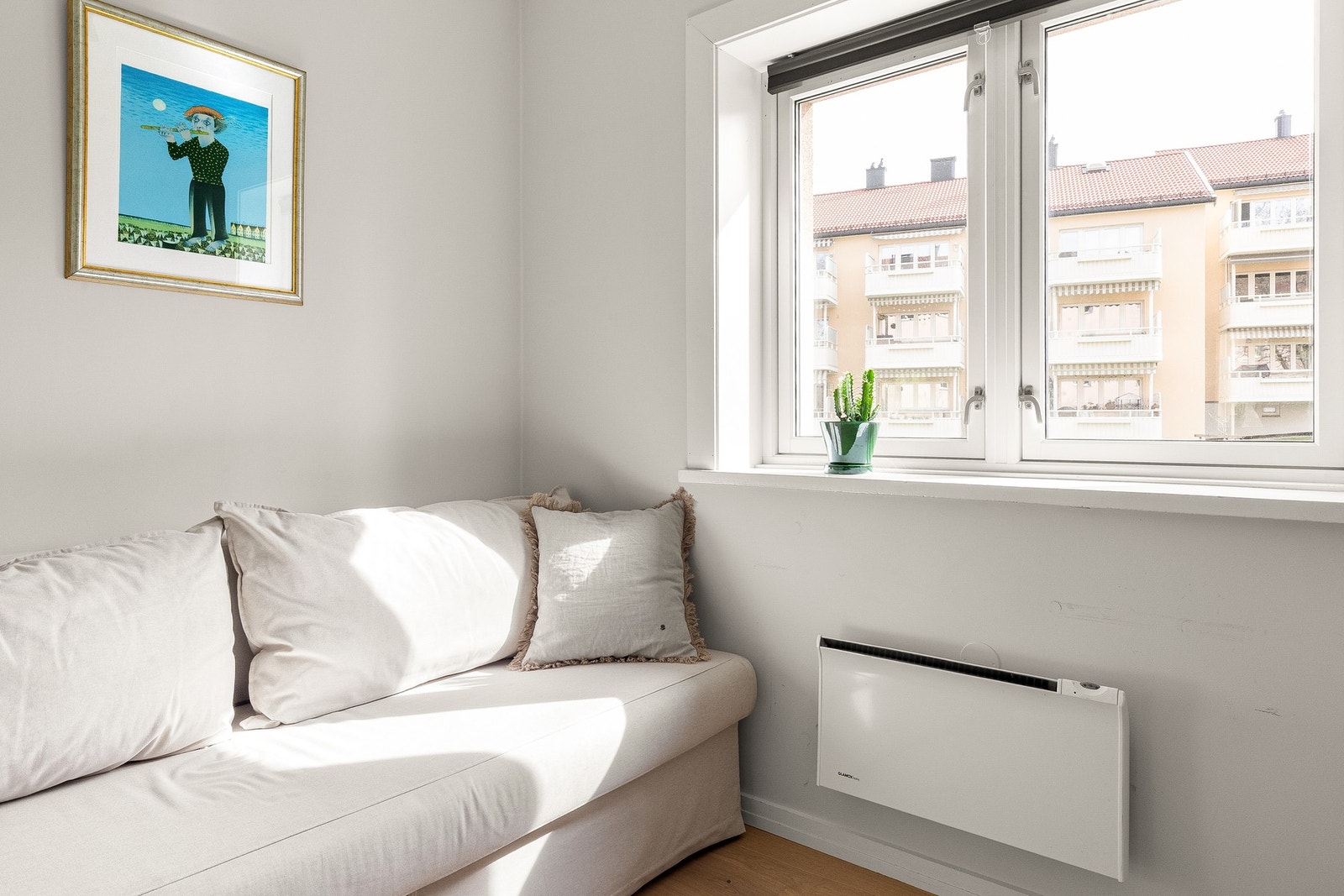 Rommene har malte, lyse overflater og laminatgulv som gir et helhetlig og moderne preg. Galleribilde