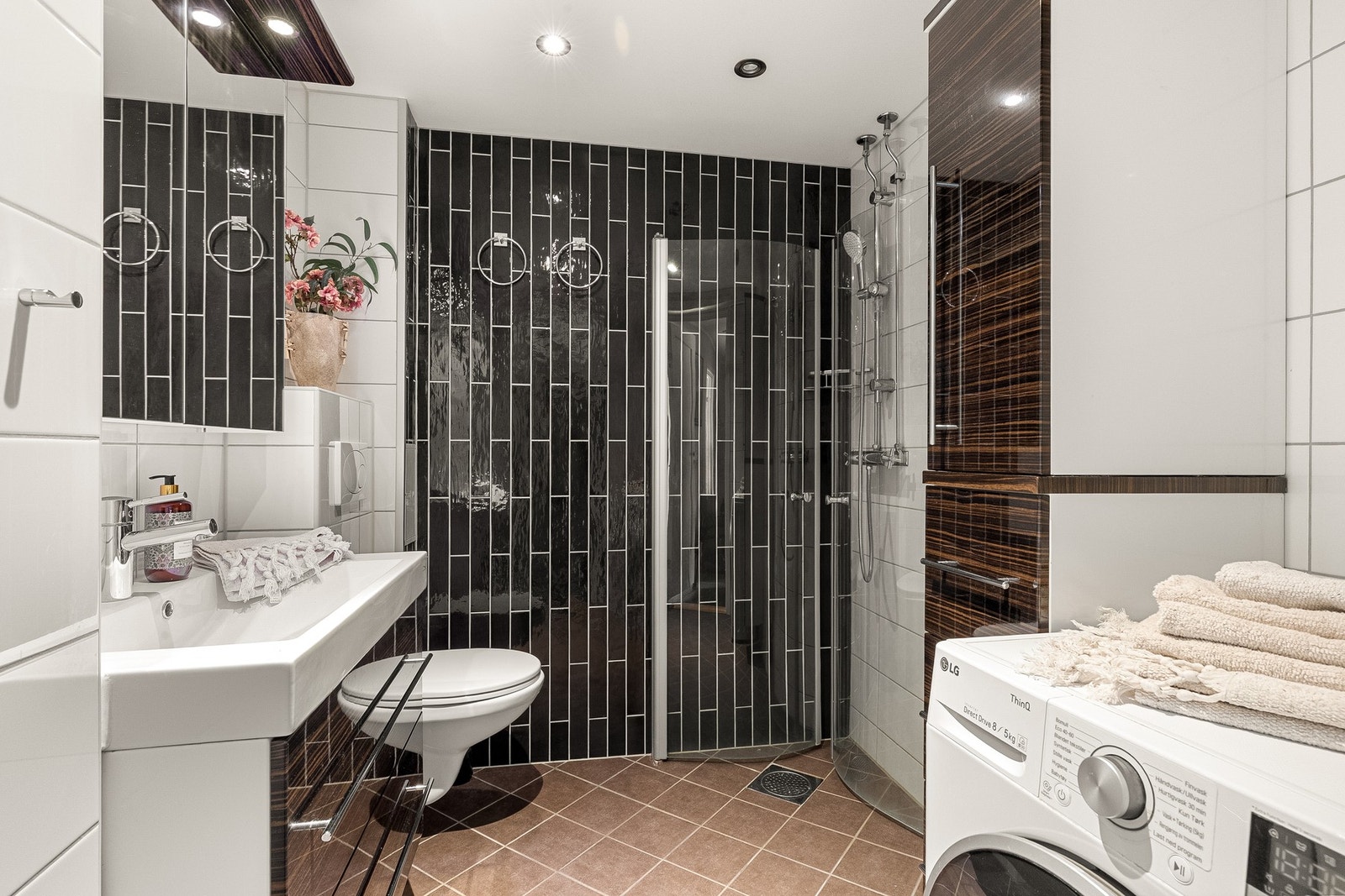Badet ble oppgradert i 2010/2011 og har flislagte vegger og gulv med varmekabler som gir god komfort. Galleribilde