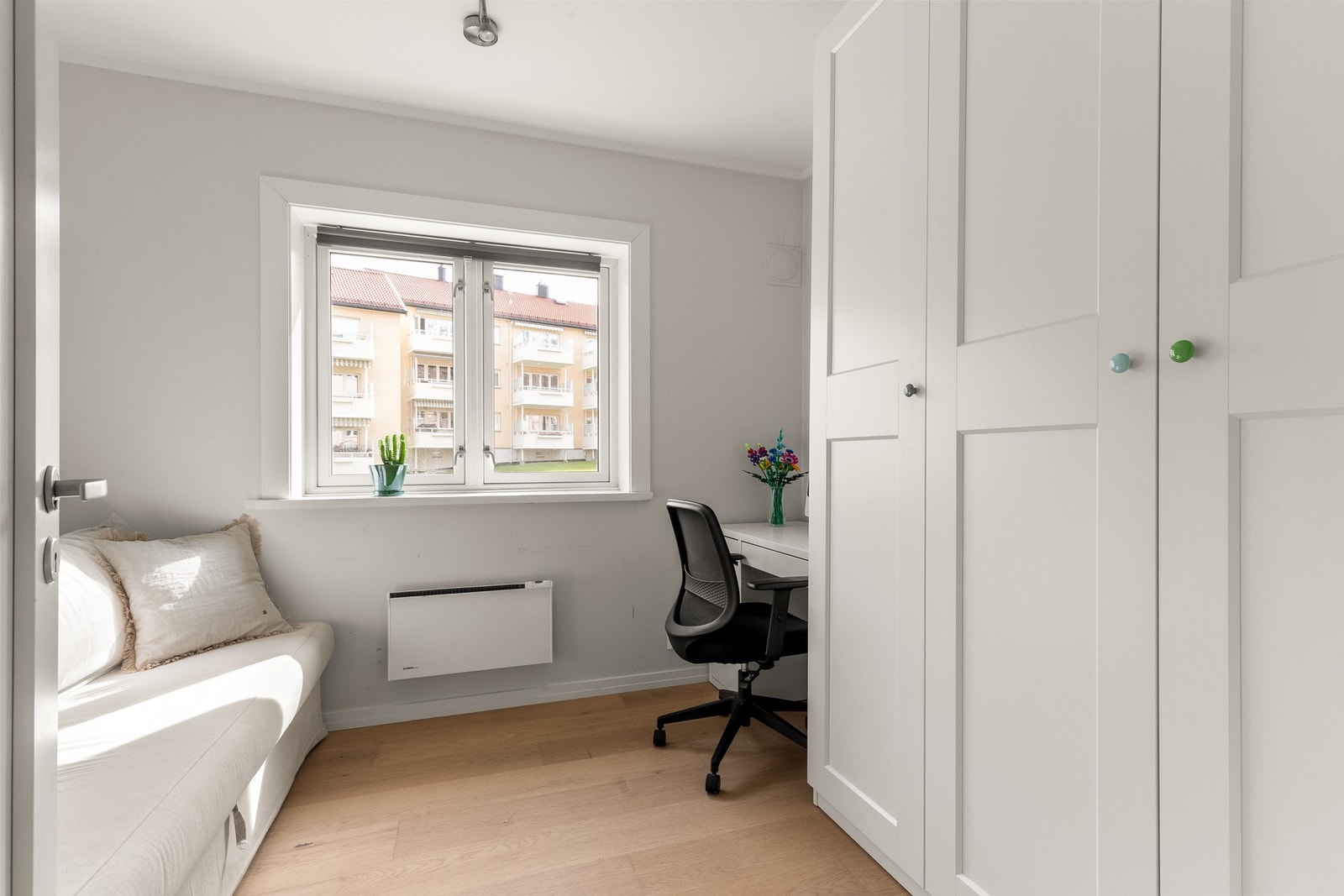 Det andre rommet passer perfekt som barnerom, gjesterom eller hjemmekontor. Galleribilde