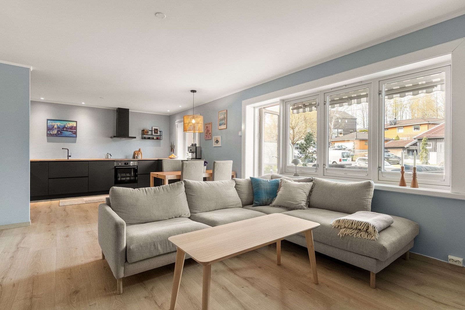 Lys og moderne 3-roms leilighet med gjennomgående god standard og en praktisk planløsning. Galleribilde
