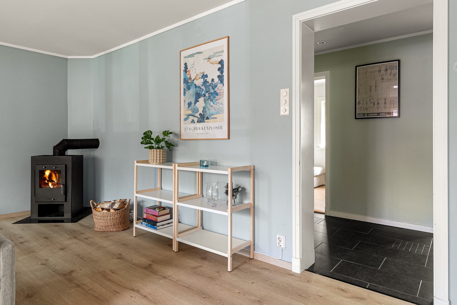 En peisovn gir både varme og en lun stemning på kjølige dager, mens gulvvarme sørger for jevn komfort. Galleribilde