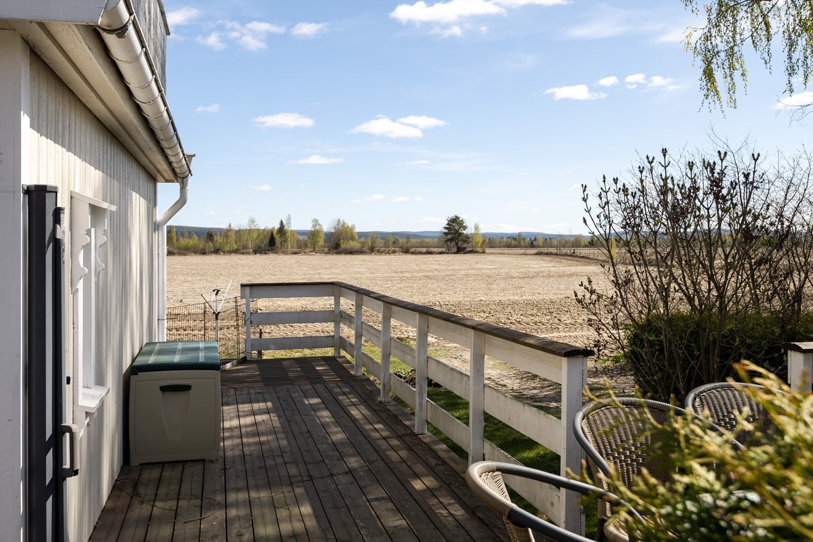 Sør-vestvendt terrasse på ca. 21 m² med utsyn mot åker og skogsområder. Galleribilde