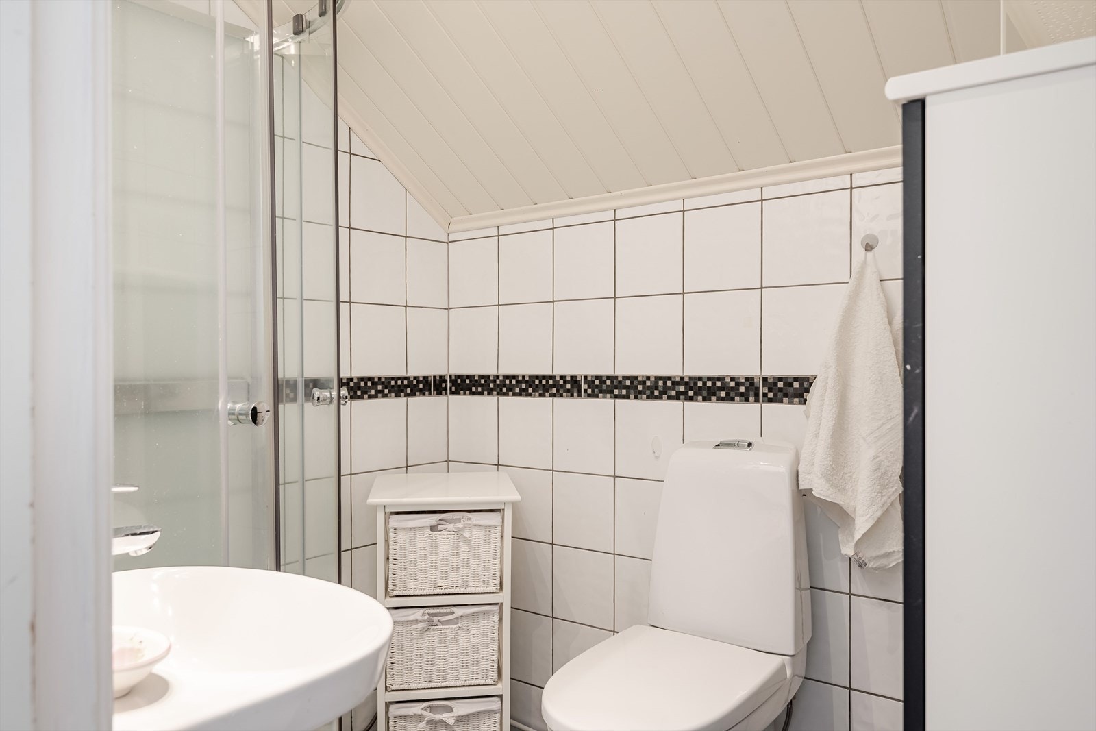 Badet ble pusset opp i 2013 og er flislagt med varmekabler i gulvet. Galleribilde