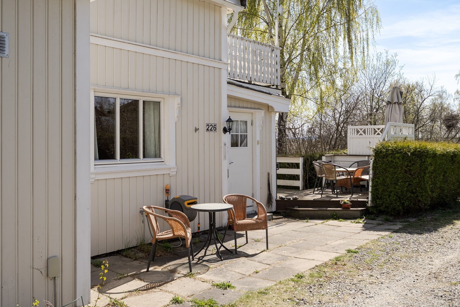 Ved inngangspartiet er det steinlagt og plass til sittegruppe, en vestvendt og skjermet uteplass. Galleribilde