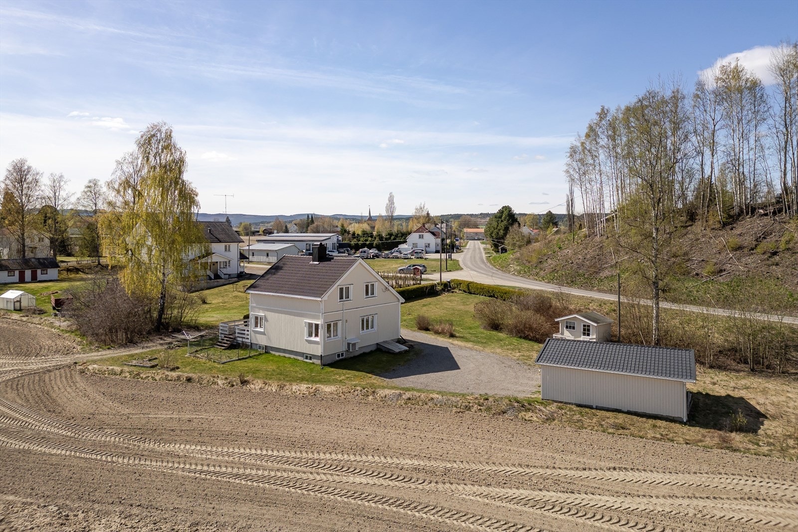 I Hof bor du landlig, men kun en svipptur fra Flisa med utvalg av butikker og det man ellers trenger i hverdagen. Galleribilde