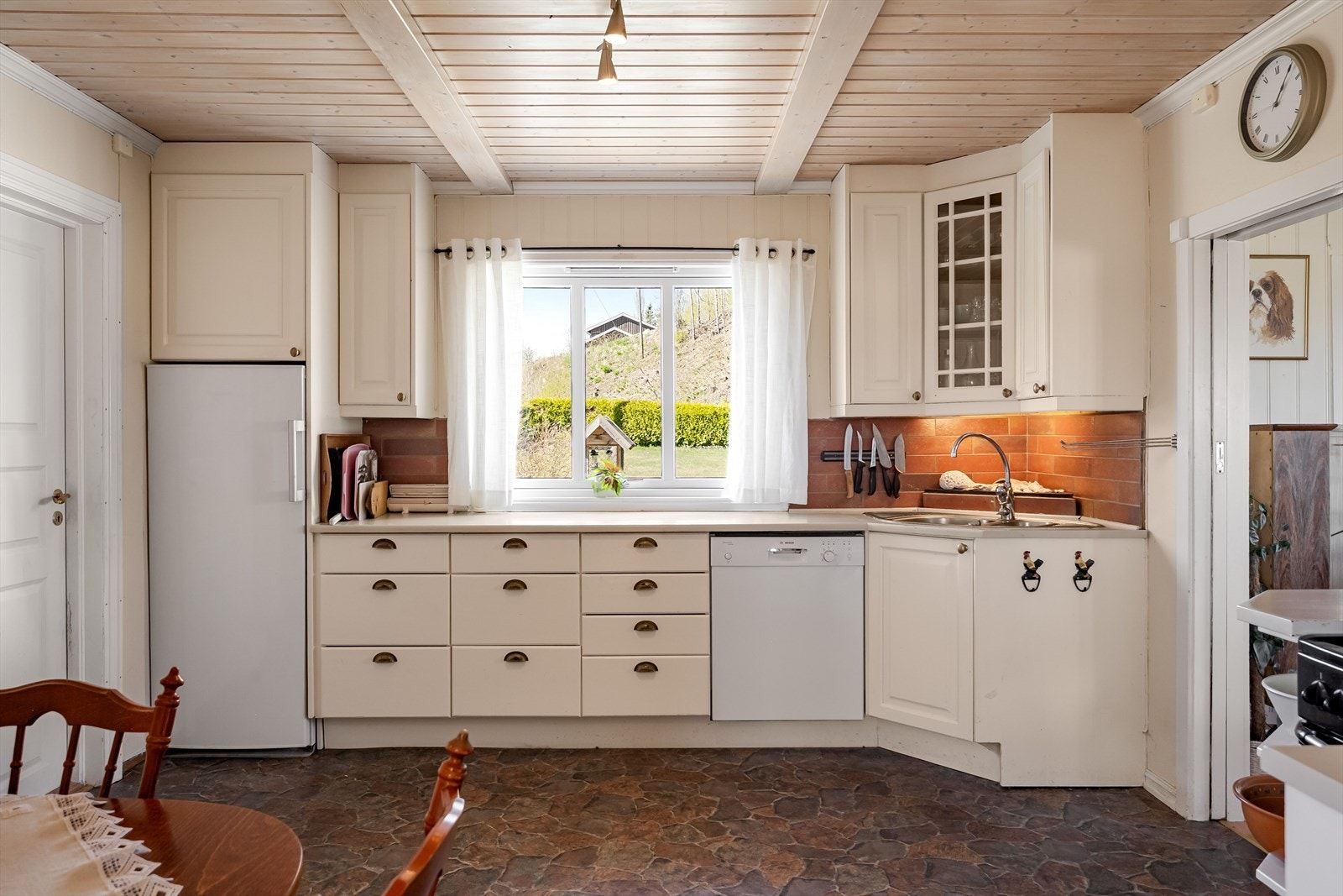 Innredningen er fra 2009 og har lys fronter både med glatte og profilerte fronter. Malt heltre benkeplate med nedfelt rustfri servant med sidefelt. Galleribilde
