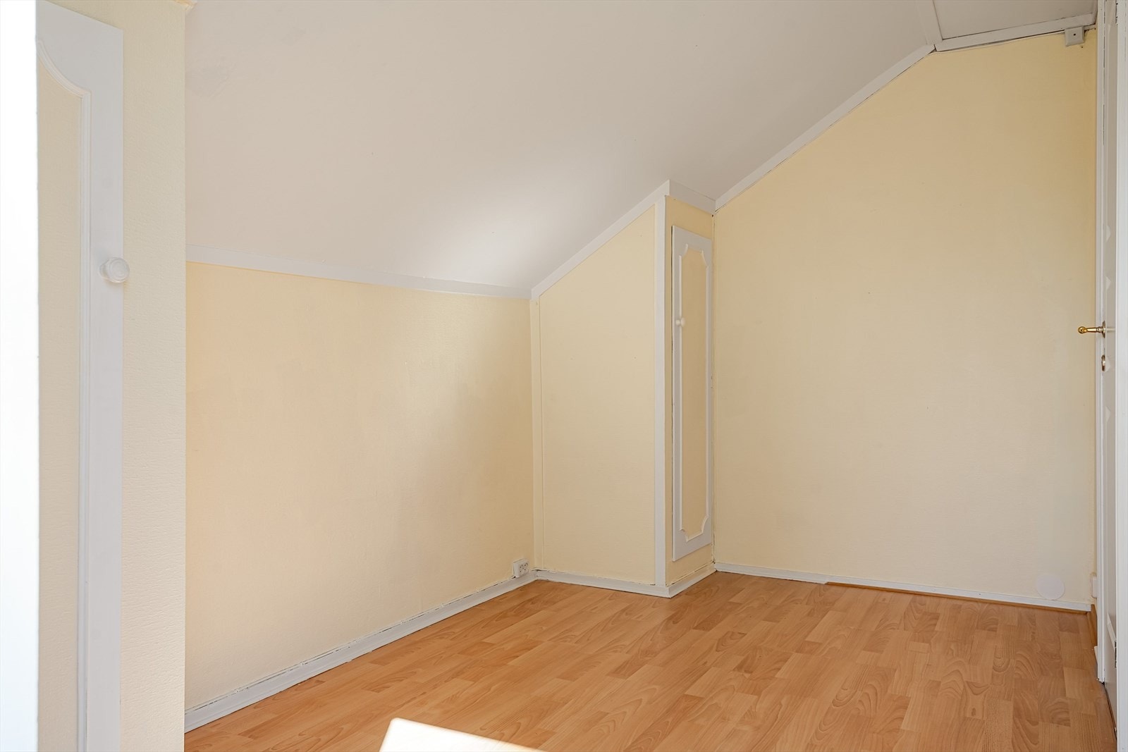 Plassbygde skap er det også på dette rommet, på hver side. Galleribilde
