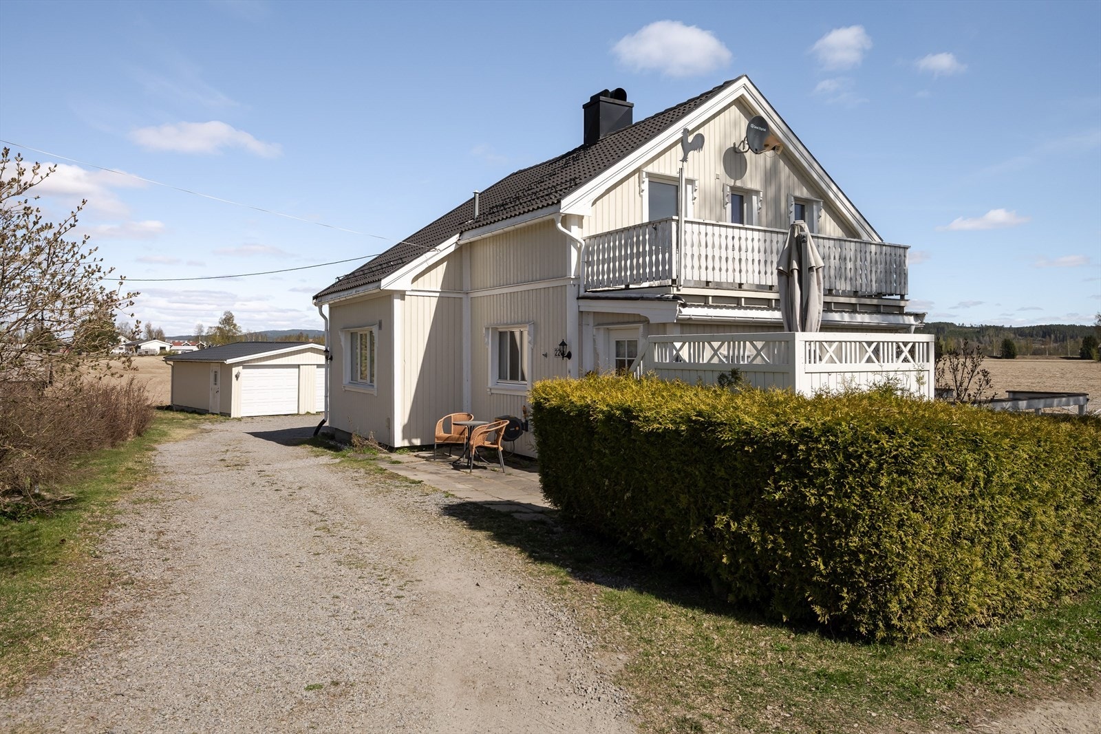 Huset er bygd i 1952 over to etasjer med blant annet tak fra 2014 og kledning opplyst å være fra 2009. Galleribilde