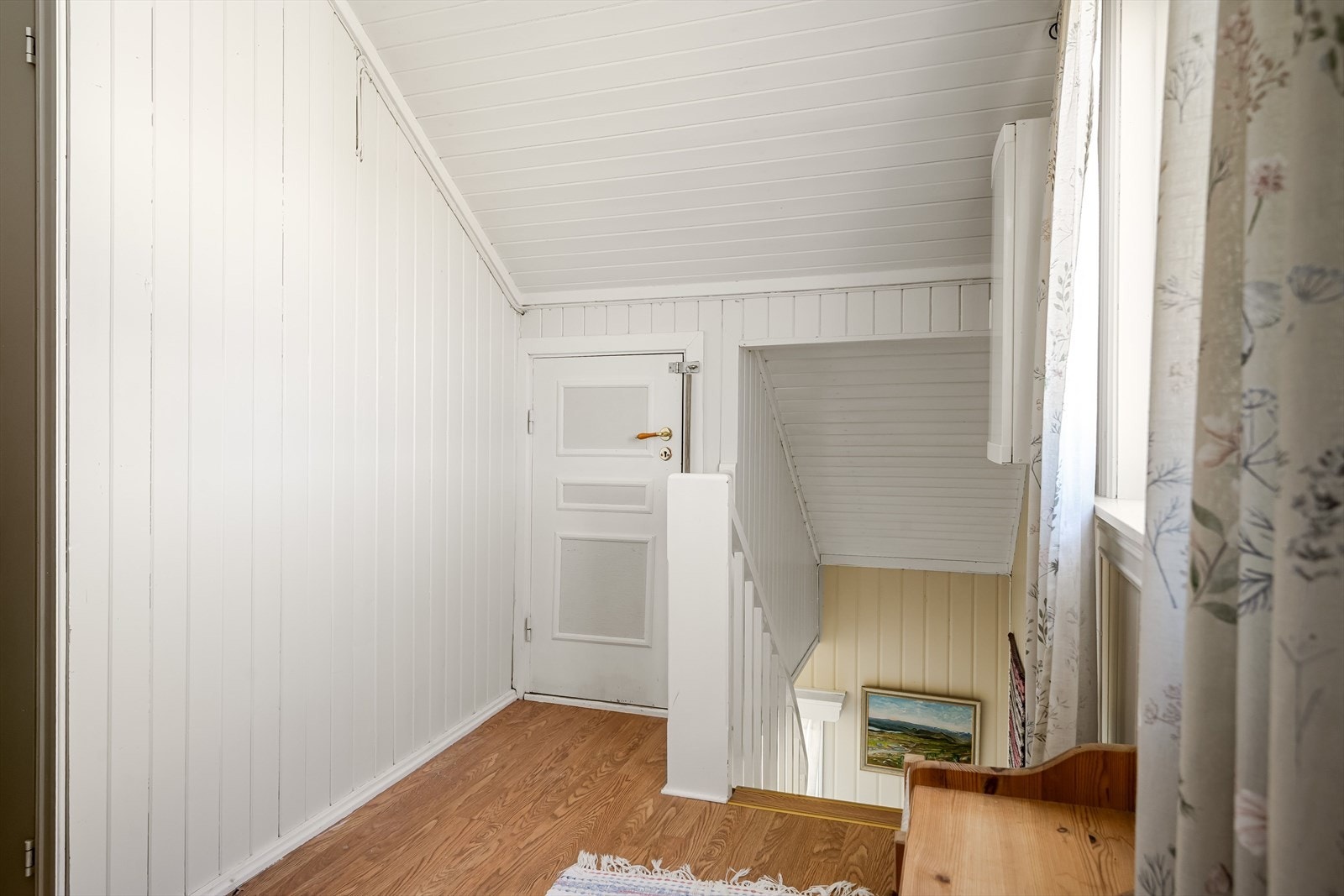 Gangen i 2. etasje har lyse overflater og her finner du også sikringsskapet. Galleribilde