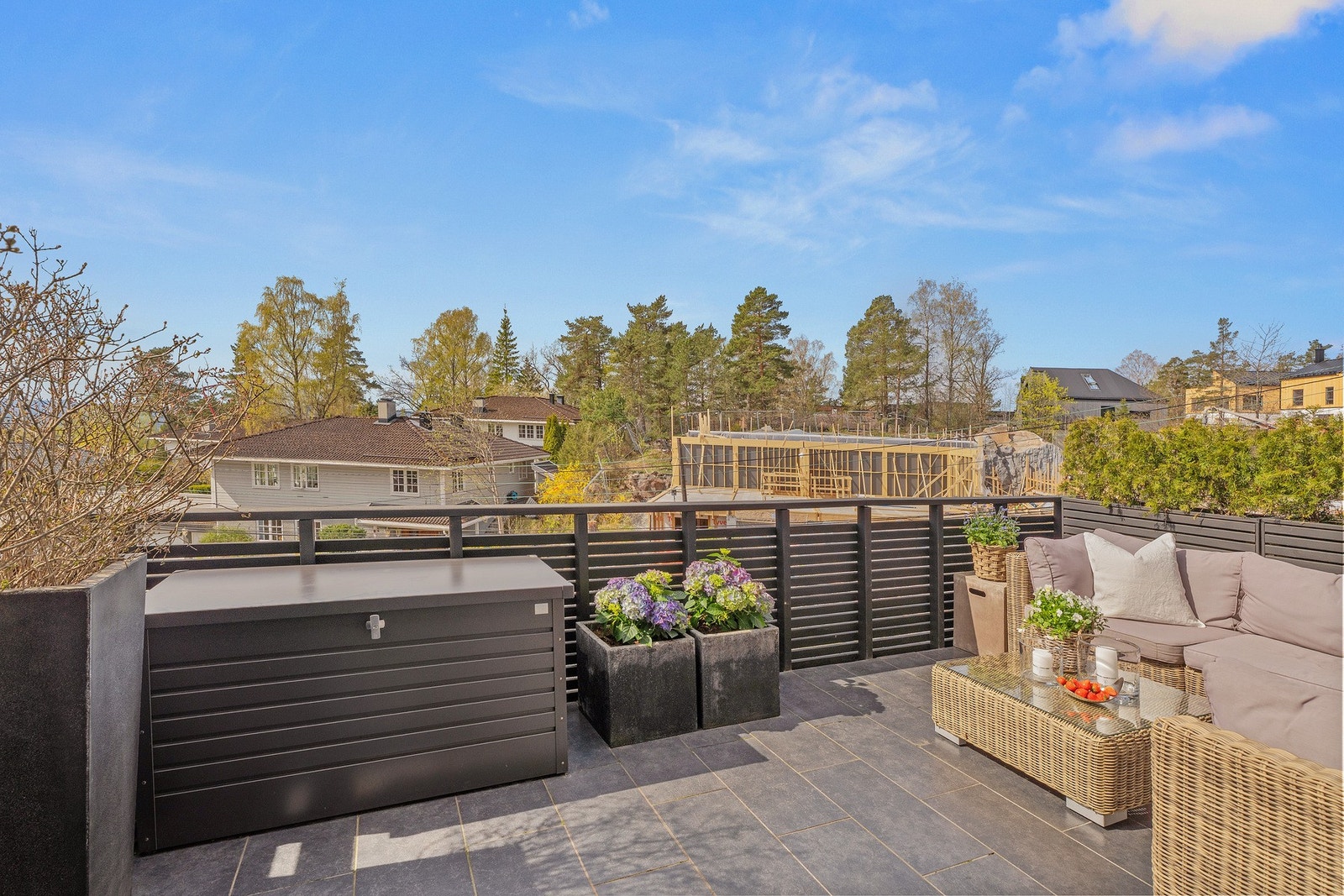 Terrassen blir en flott forlengelse av stuen på varme sommerdager, og er utstyrt med elektrisk markise, utelys og stikkontakt. Galleribilde